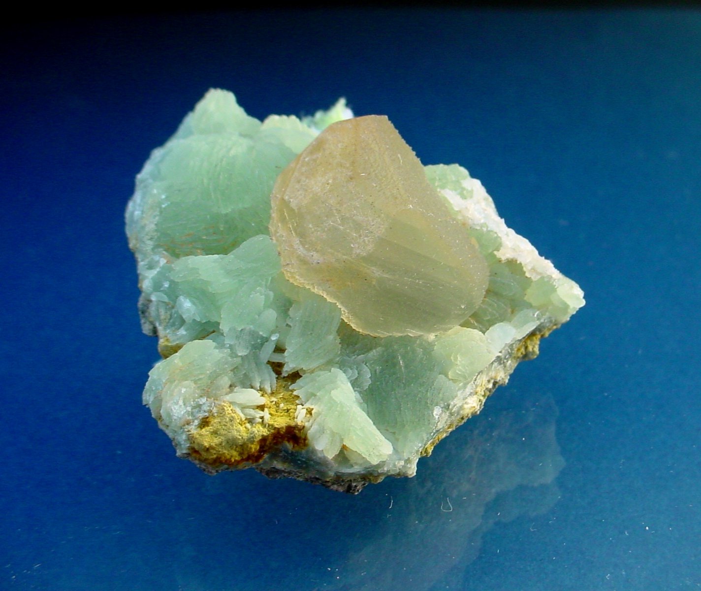 Calcita sobre Prehnita
Pieza de 5,5cm, cristal de 2,4cm.
(Autor: DAni)