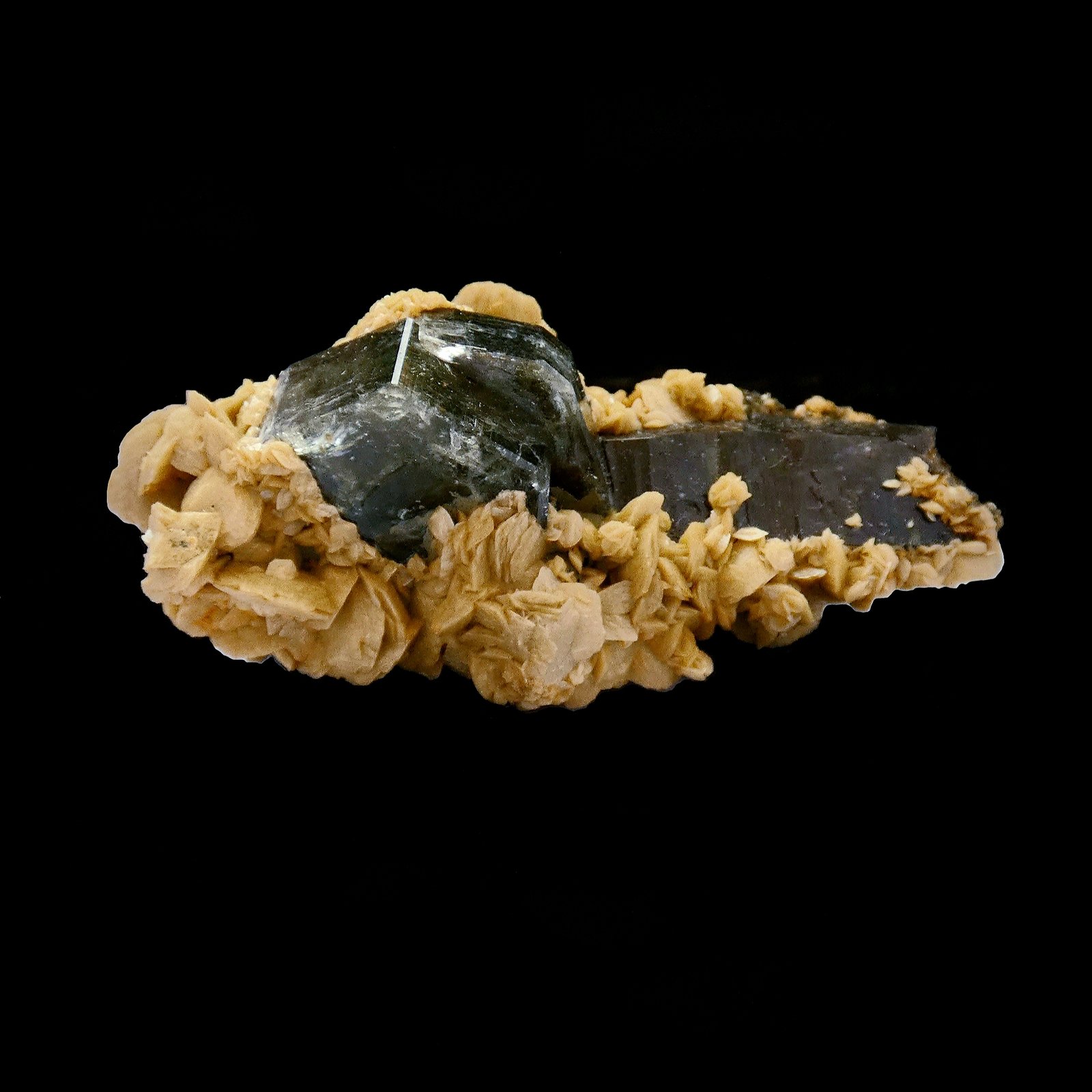 Fluorapatito sobre Cuarzo y recubierto por Siderita
Ejemplar flotante de 7,4x4cm, Fluorapatito 2,4cm.
(Autor: DAni)