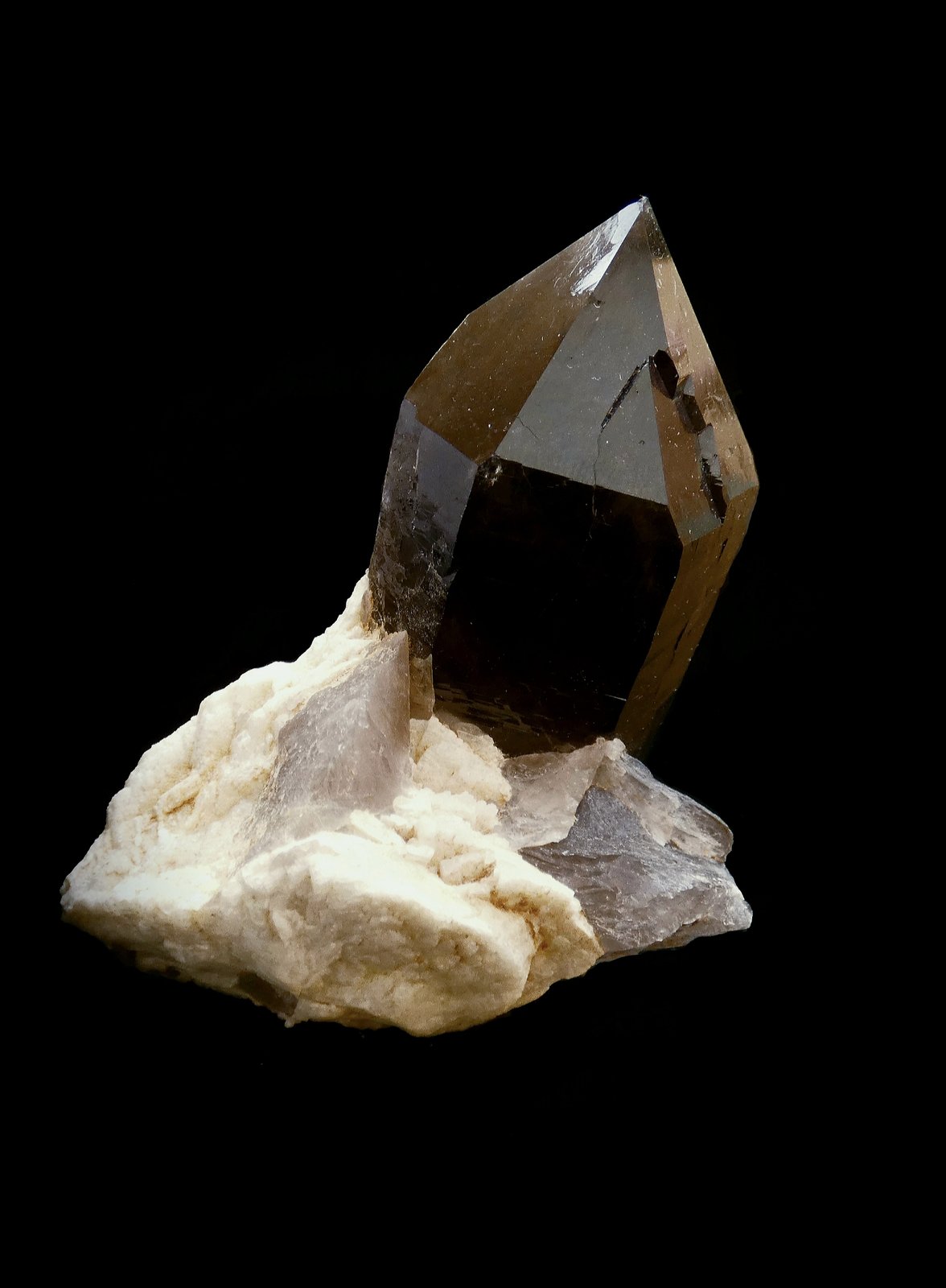 Cuarzo (variedad ahumado) sobre Albita
Ejemplar de 7,5x6,3cm con un cristal de 4 5cm
(Autor: DAni)