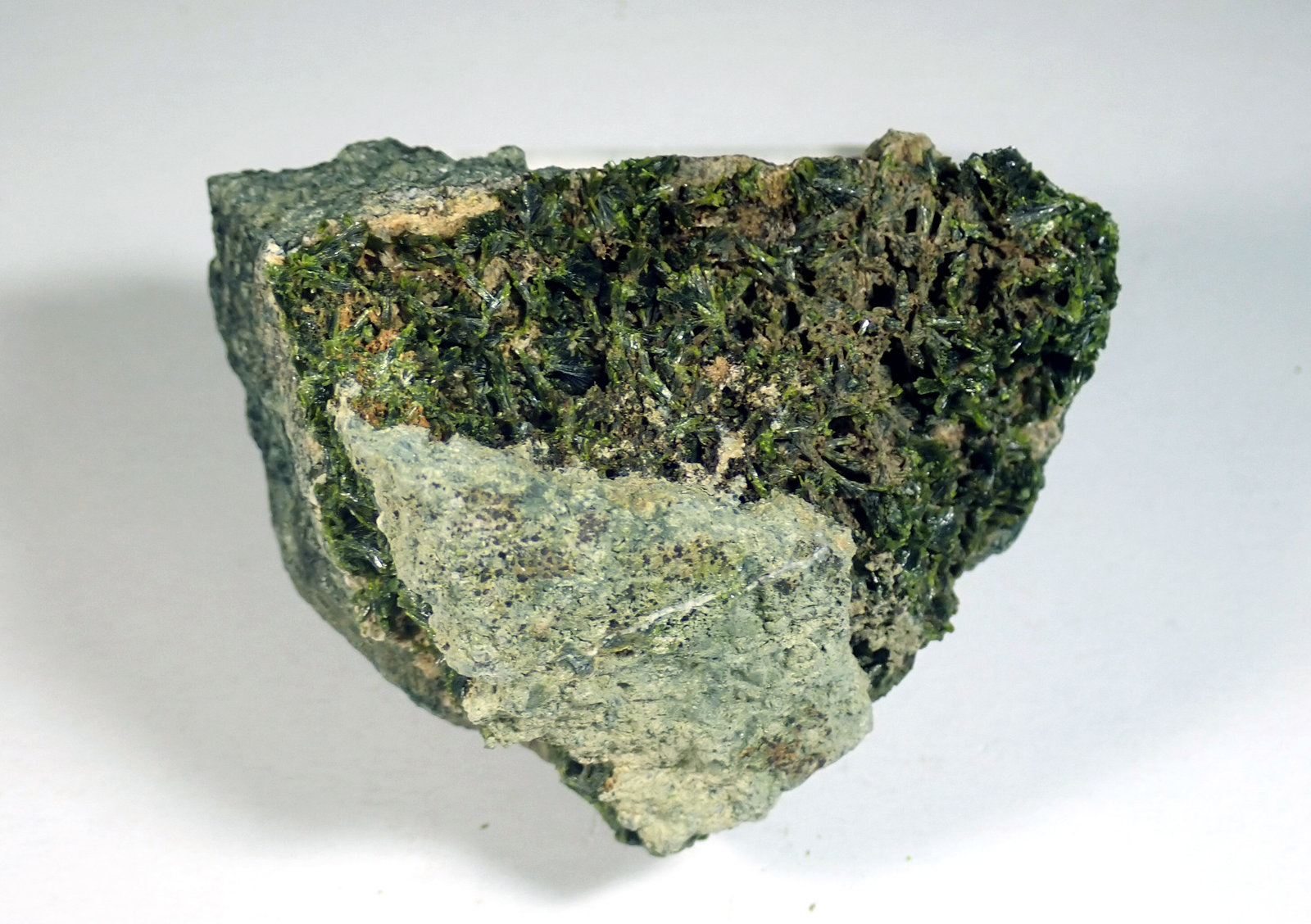 Epidota
Medida: 6,7 x 5,3 x 3,3 cms
(Autor: Joan Martinez Bruguera)