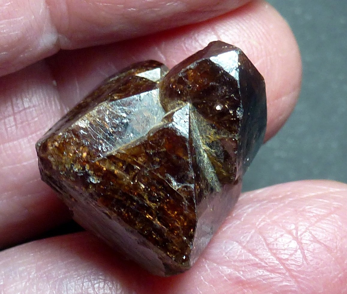 Zircón
2,2 x 1,1 cm.
(Autor: javier ruiz martin)