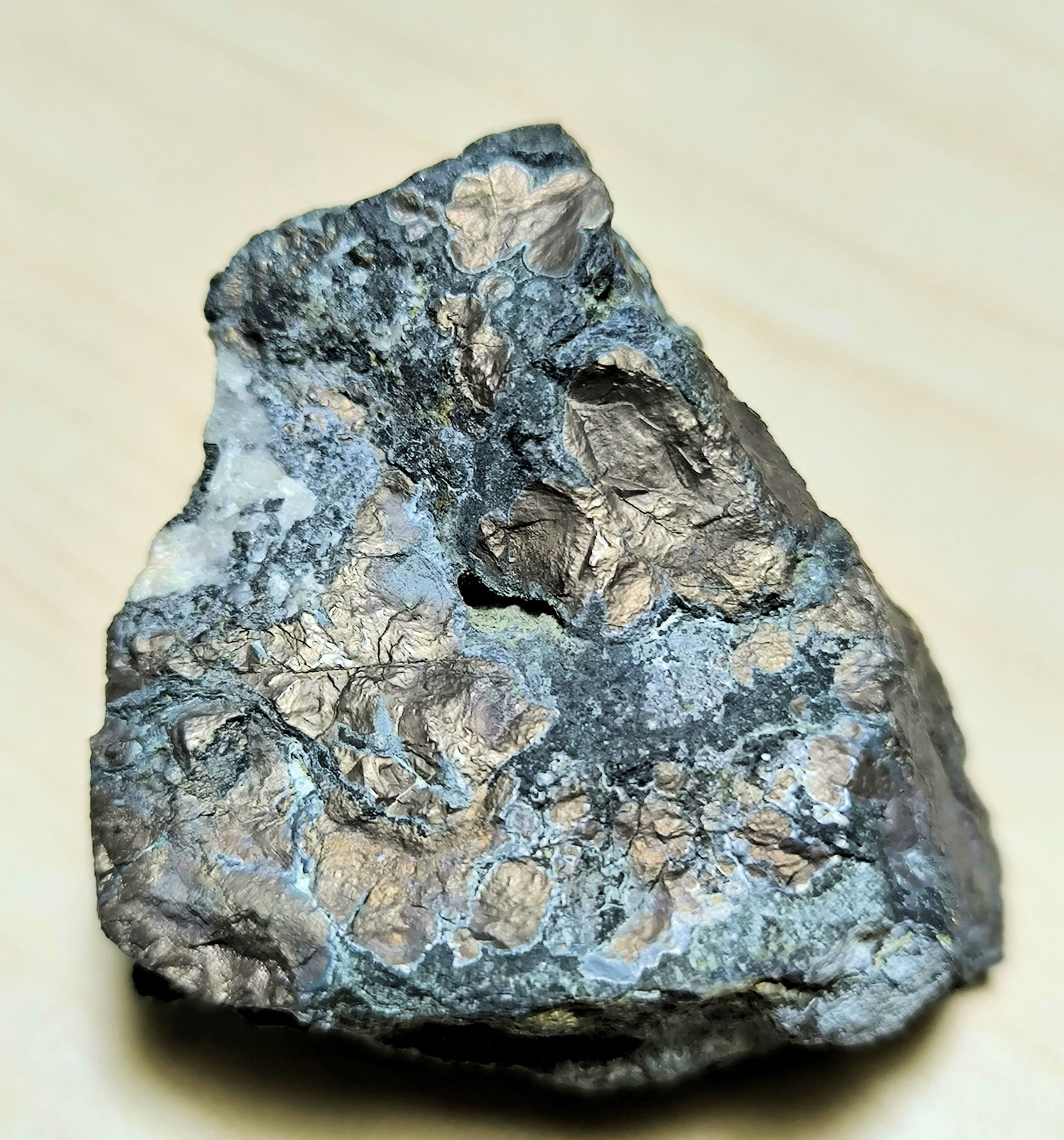 Niquelina, Maucherita
54 mm x 41 mm x 34 mm. Masa: 217 g.
(Autor: Carles Millan)