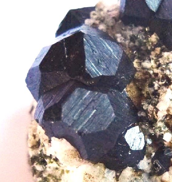 Andradita (Grupo Granate)
2 x 1,8 cm. la zona de cristales
(Autor: javier ruiz martin)