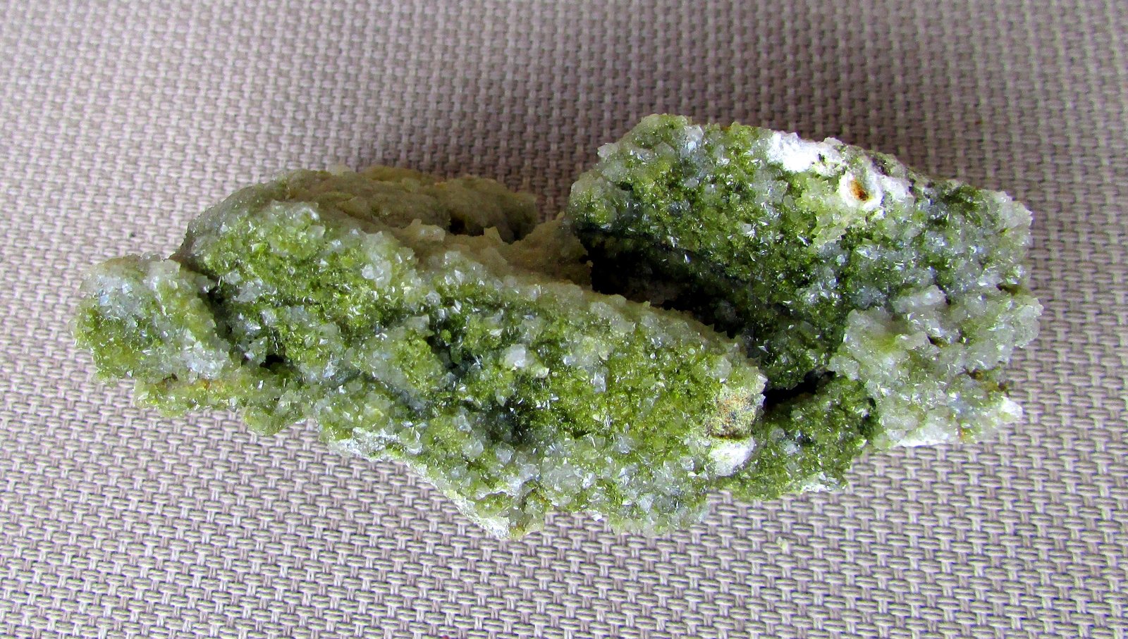 Cuarzo, Epidota, Calcita.
7 x 4 cm.
(Autor: Jordi Franco)