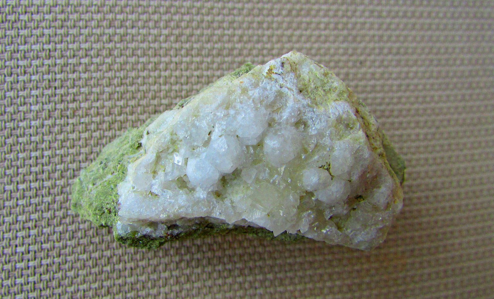 Analcima.
5 x 2'1 cm.
(Autor: Jordi Franco)