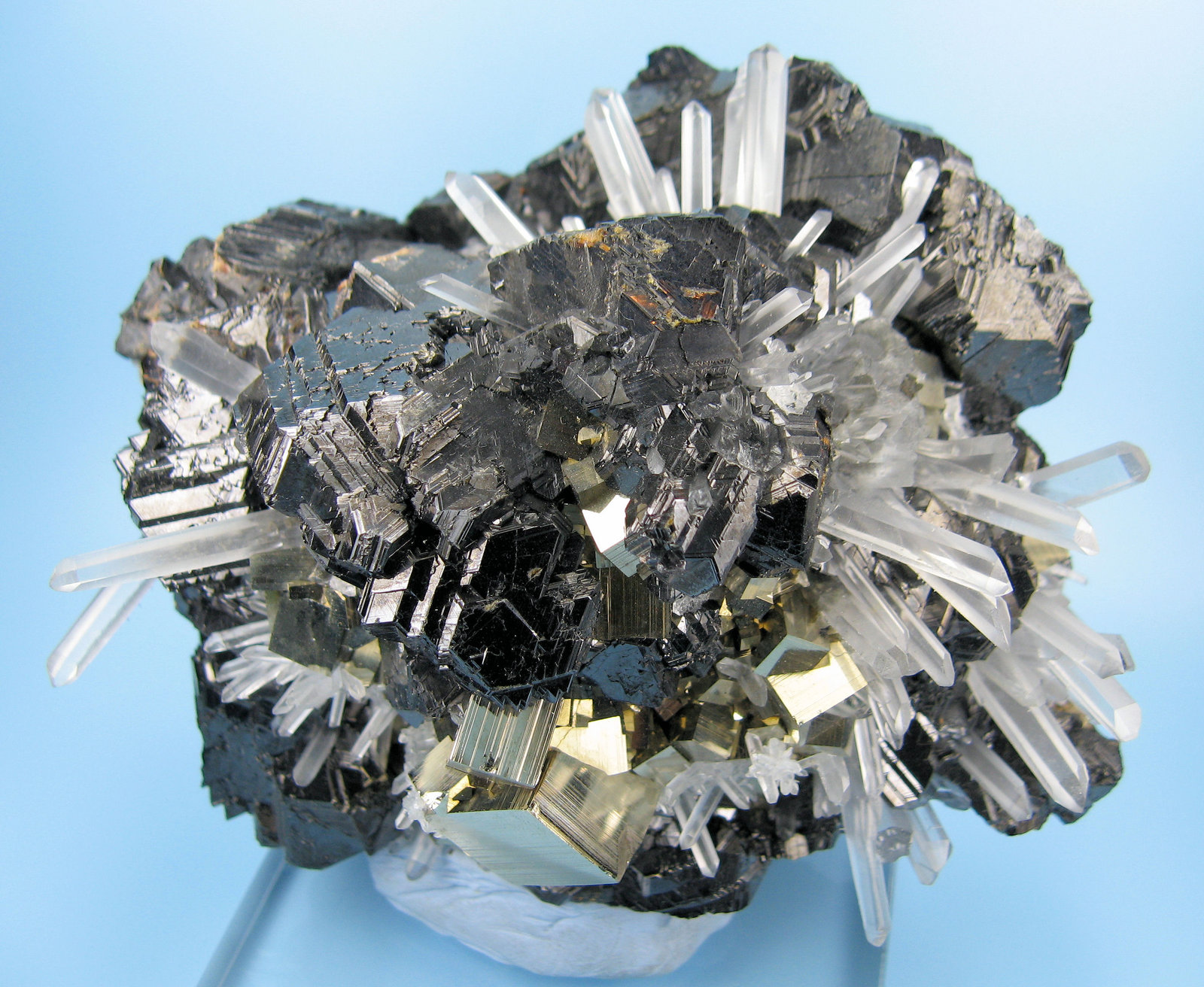 Esfalerita, Pirita, Cuarzo
100 mm x 90 mm x 55 mm. Masa: 682 g
(Autor: Carles Millan)