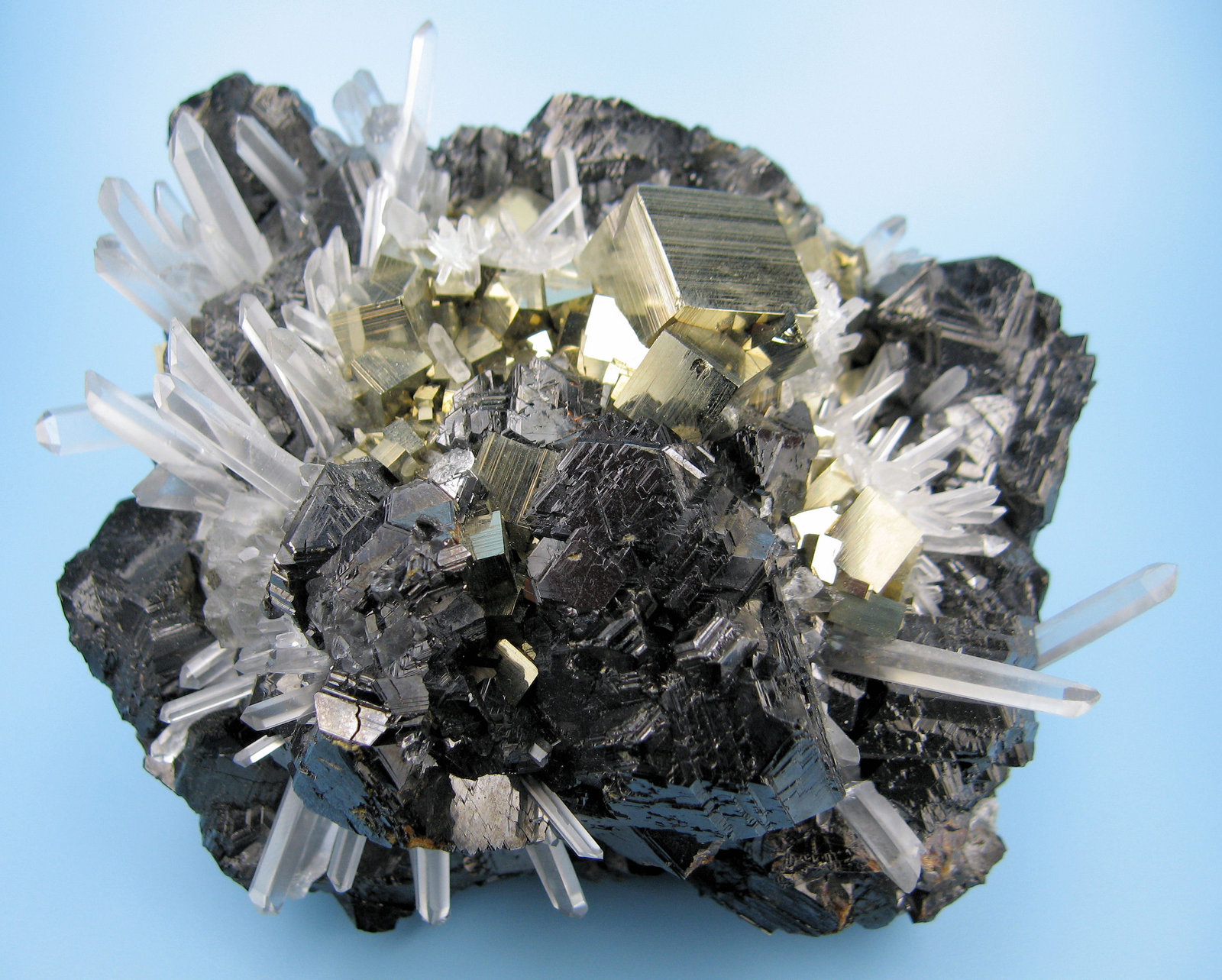 Esfalerita, Pirita, Cuarzo
100 mm x 90 mm x 55 mm. Masa: 682 g
(Autor: Carles Millan)