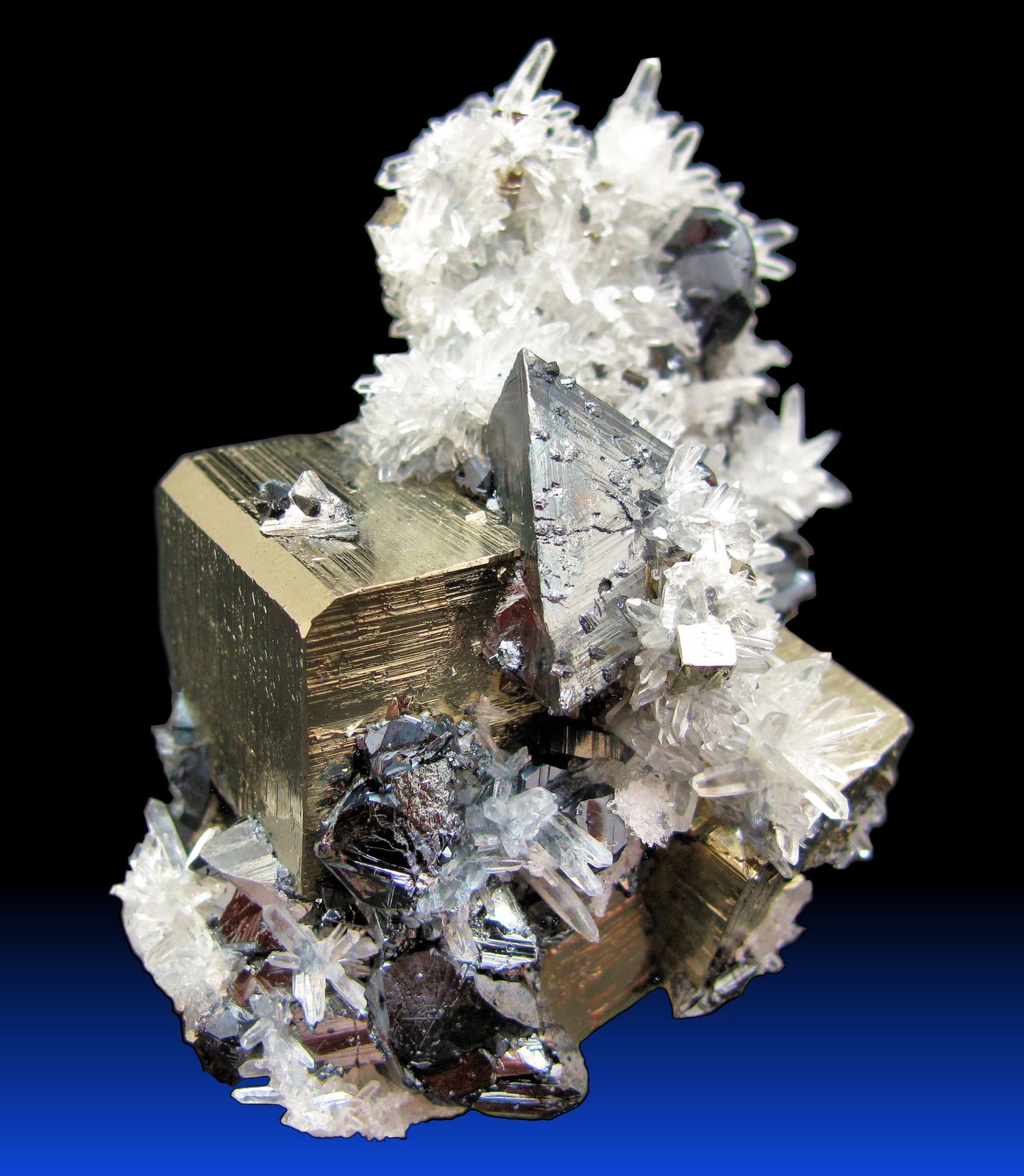 Tetraedrita, Pirita, Cuarzo, Esfalerita
77 mm x 71 mm x 54 mm. Cristal de tetraedrita: 24 mm de arista. Cristal principal de pirita: 26 mm de arista
(Autor: Carles Millan)