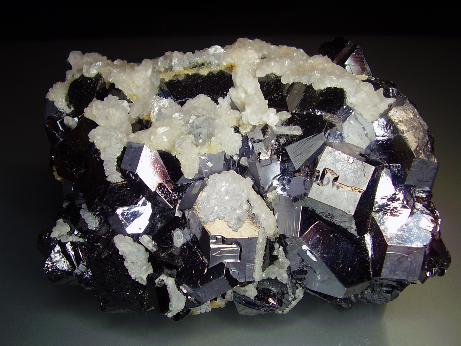 Galena, Esfalerita, Calcita
12x11 cm
(Autor: geoalfon)