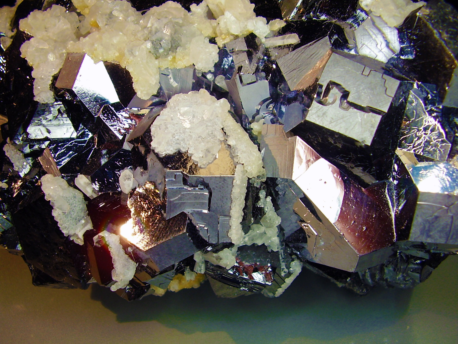 Galena, Esfalerita, Calcita
12x11 cm
(Autor: geoalfon)