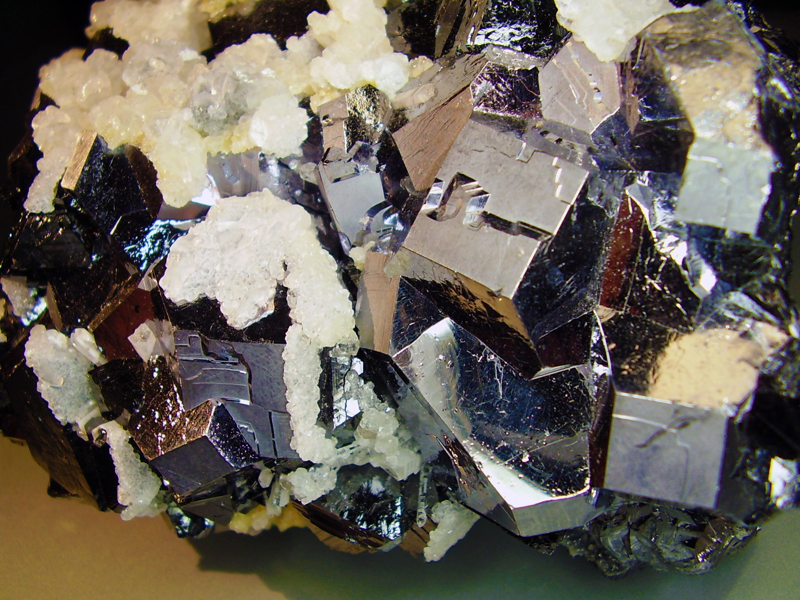 Galena, Esfalerita, Calcita
12x11 cm
(Autor: geoalfon)