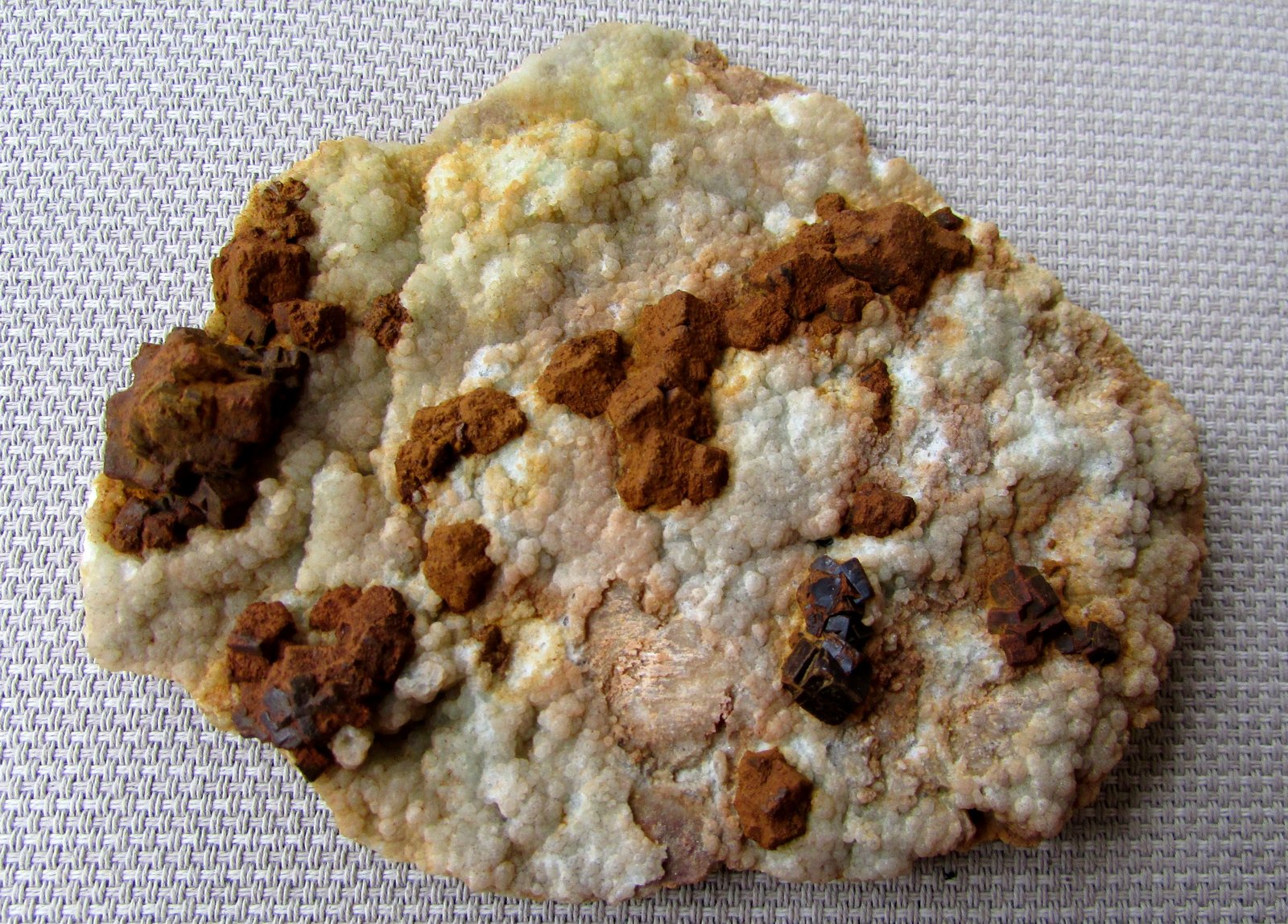 limonita pseudo Pirita sobre Fluorita
8'7 x 7'3 cm.
(Autor: Jordi Franco)