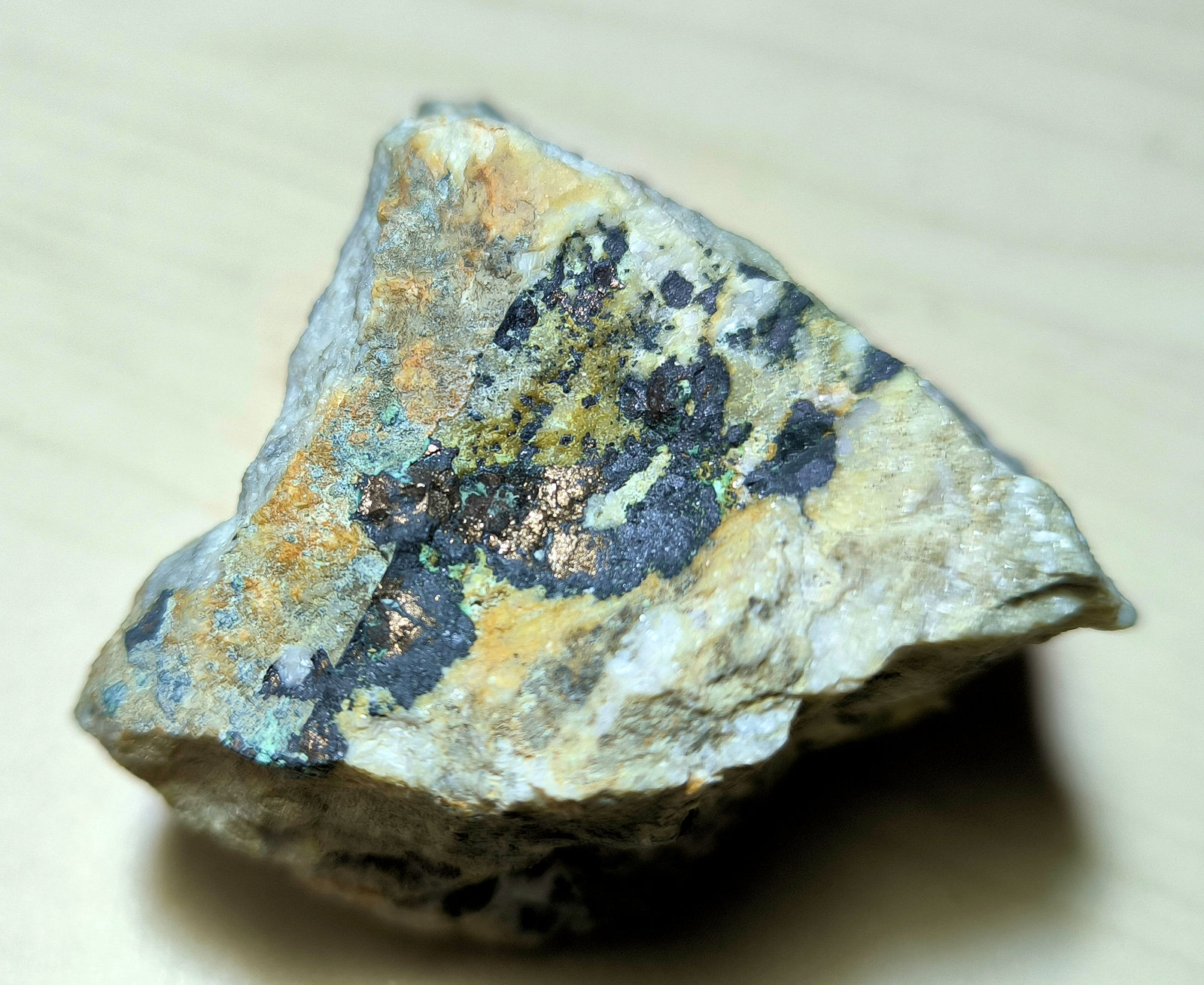 Niquelina, Gersdorffita, Annabergita
67 mm x 52 mm. Masa: 217 g.
(Autor: Carles Millan)