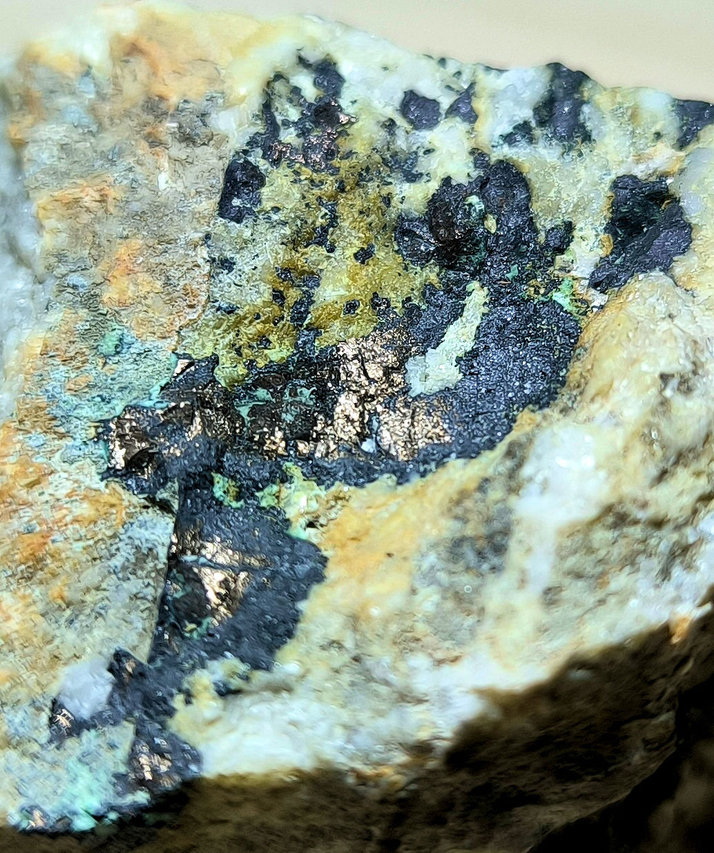 Niquelina, Gersdorffita, Annabergita
67 mm x 52 mm. Masa: 217 g.
(Autor: Carles Millan)