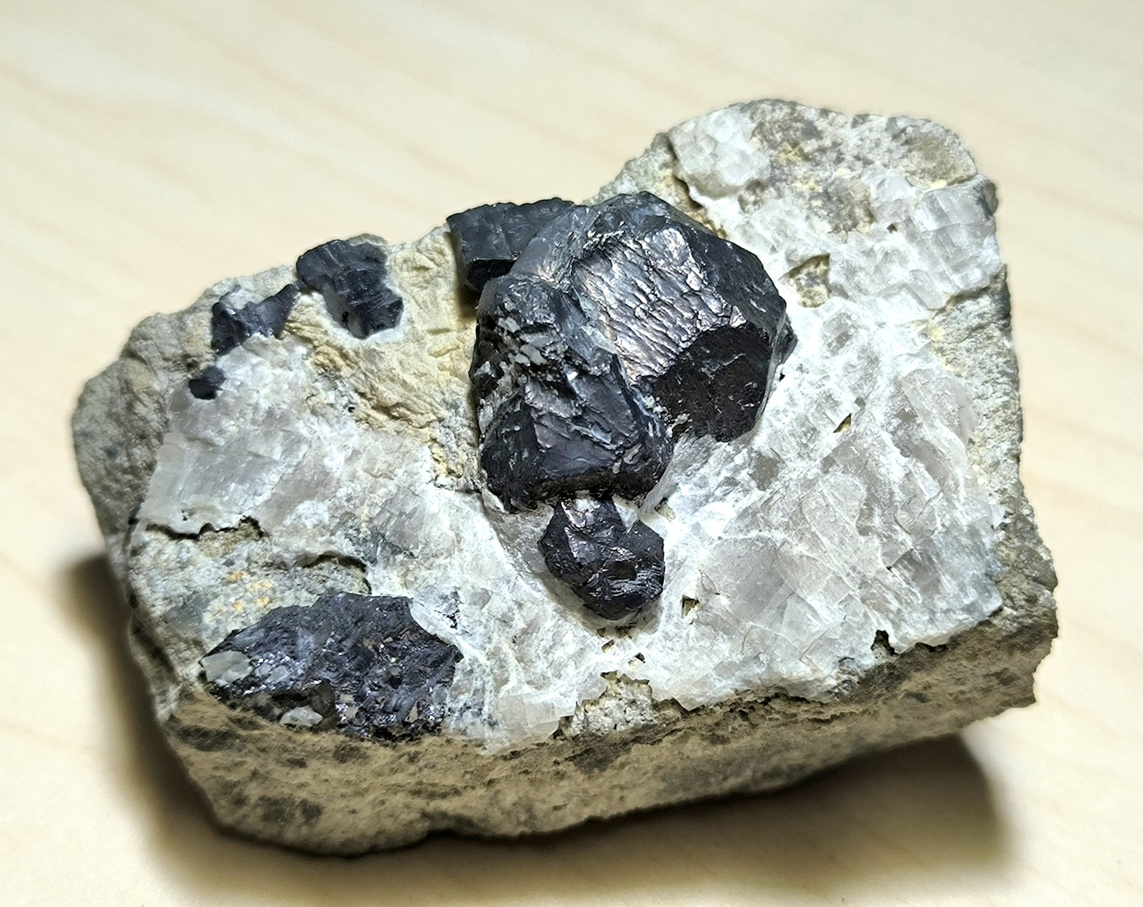 Galena, Calcita
70 mm x 45 mm, cristal mayor: 20 mm, masa: 198 g.
(Autor: Carles Millan)