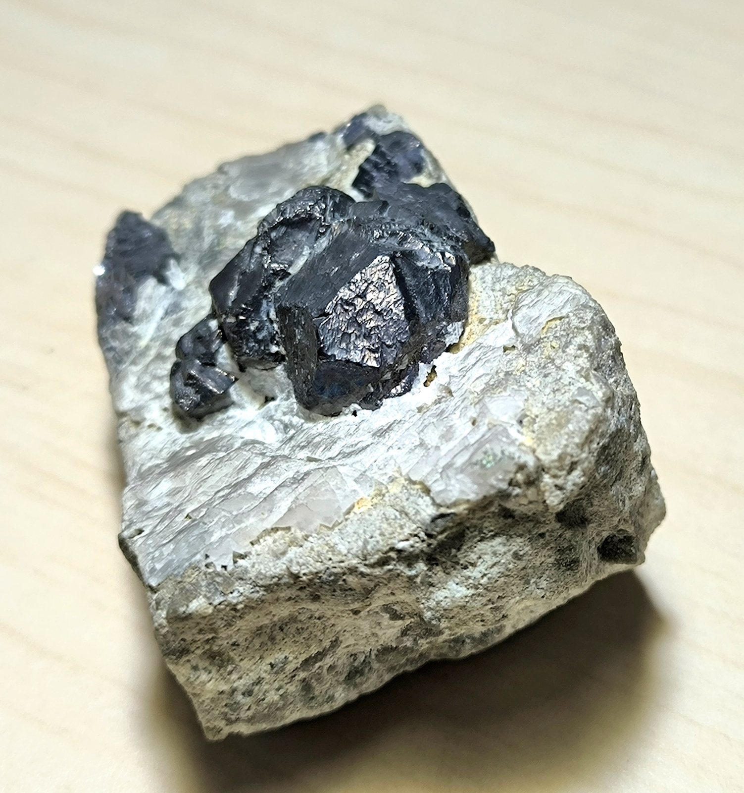 Galena, Calcita
70 mm x 45 mm, cristal mayor: 20 mm, masa: 198 g.
(Autor: Carles Millan)
