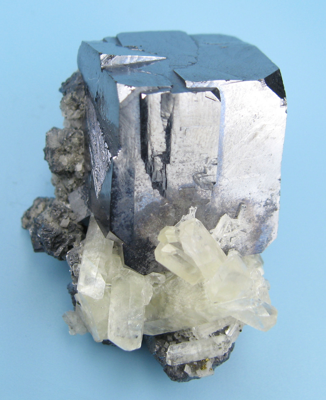 Galena, calcita, calcopirita
51 mm x 35 mm. Arista del cristal de galena: 27 mm. Masa: 155 g.
(Autor: Carles Millan)