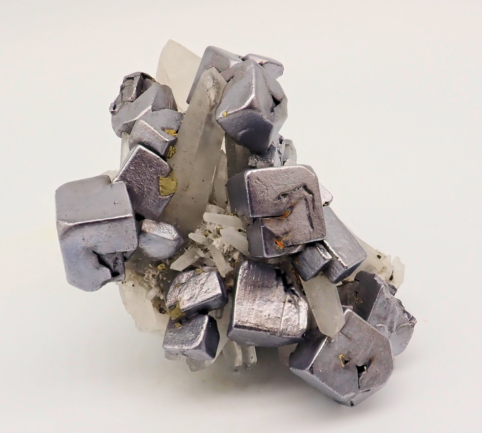 Galena, Cuarzo, Calcopirita
76 mm x 71 mm. Cristales mayores: galena 14 mm de arista, cuarzo 38 mm de altura, calcopirita ~4 mm de arista. Masa: 214 g.
(Autor: Carles Millan)