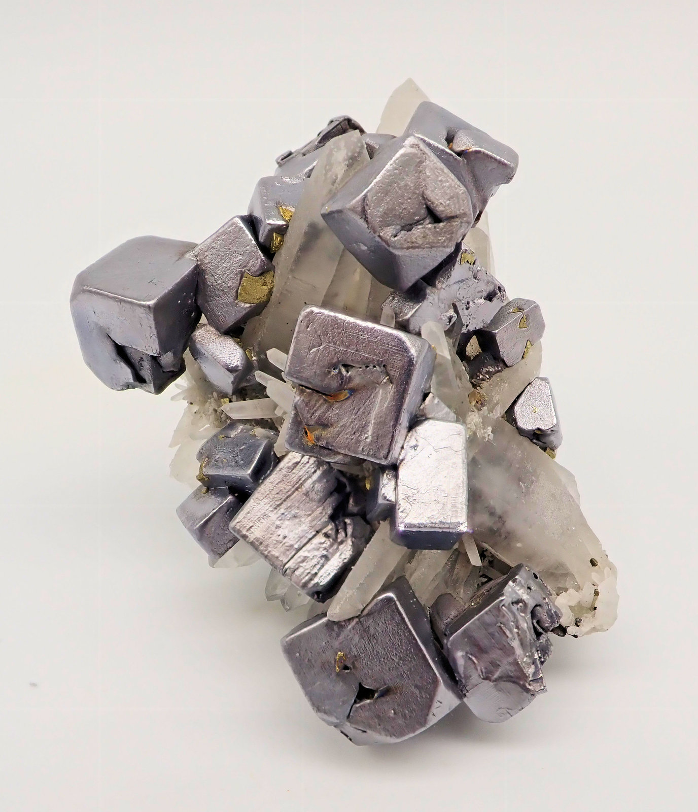 Galena, Cuarzo, Calcopirita
76 mm x 71 mm. Cristales mayores: galena 14 mm de arista, cuarzo 38 mm de altura, calcopirita ~4 mm de arista. Masa: 214 g.
(Autor: Carles Millan)