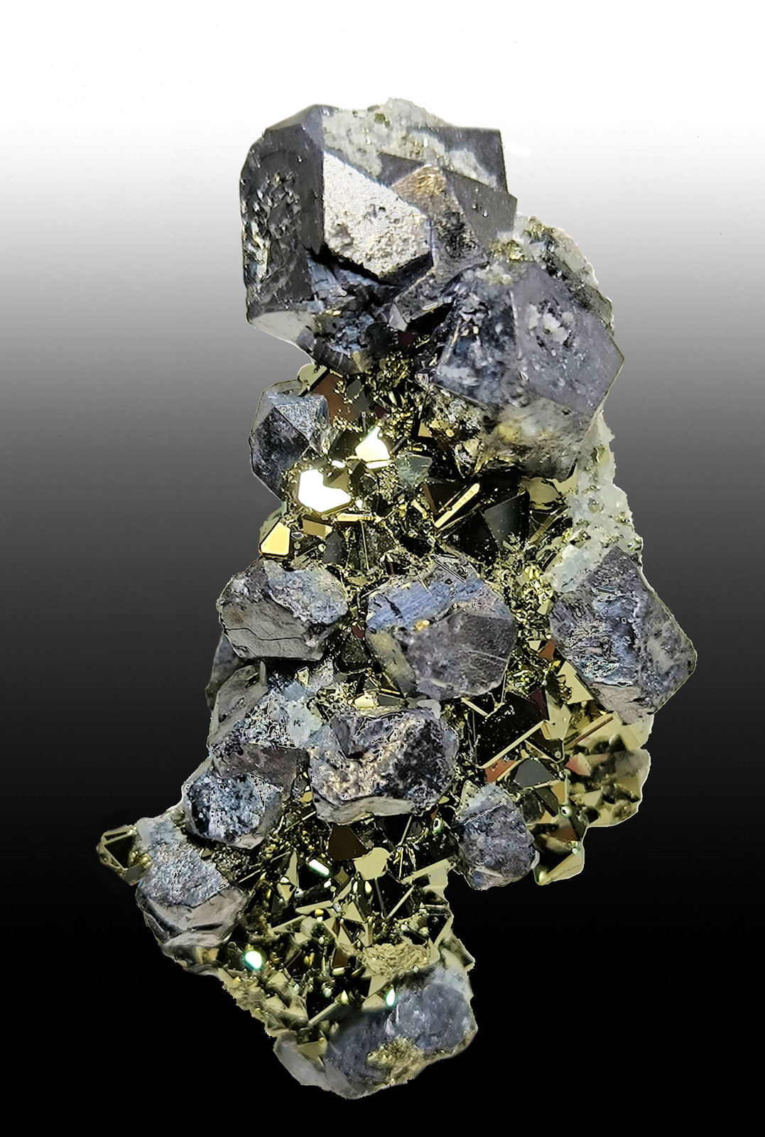 Galena, Pirita
65 mm x 45 mm Cristal mayor: 14 mm Masa: ≈128 g
(Autor: Carles Millan)