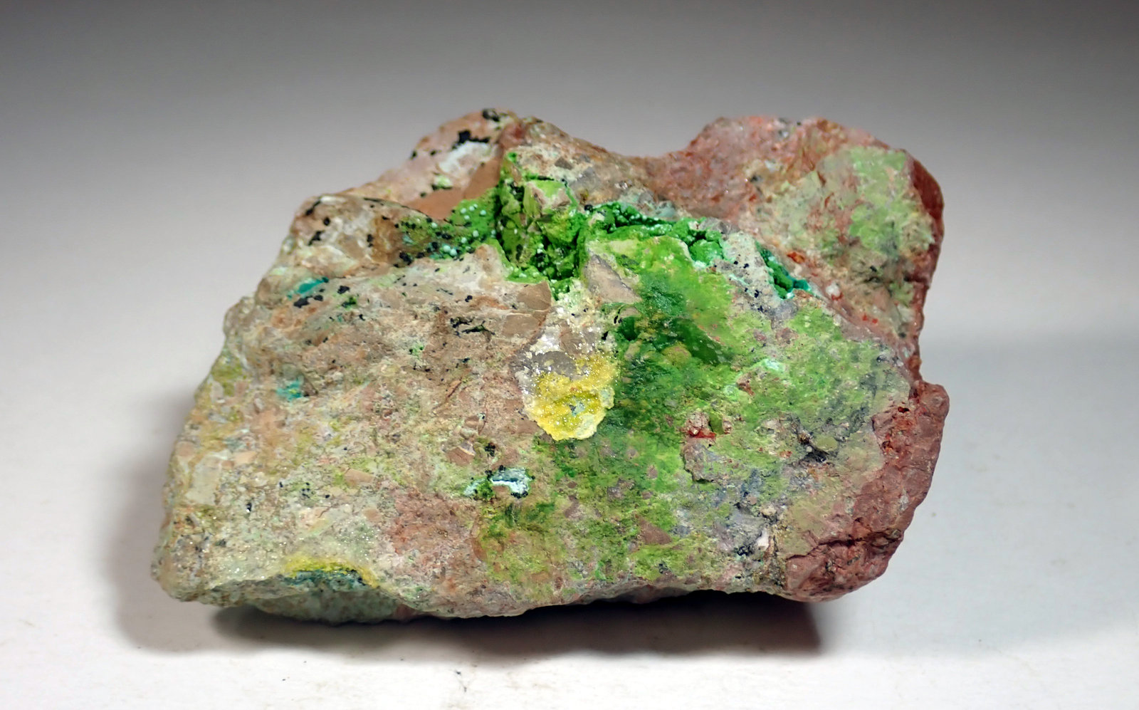 Duftita, Turquesa y Mimetita
Medida: 6,8 x 5,2 x 2,3 cms
(Autor: Joan Martinez Bruguera)