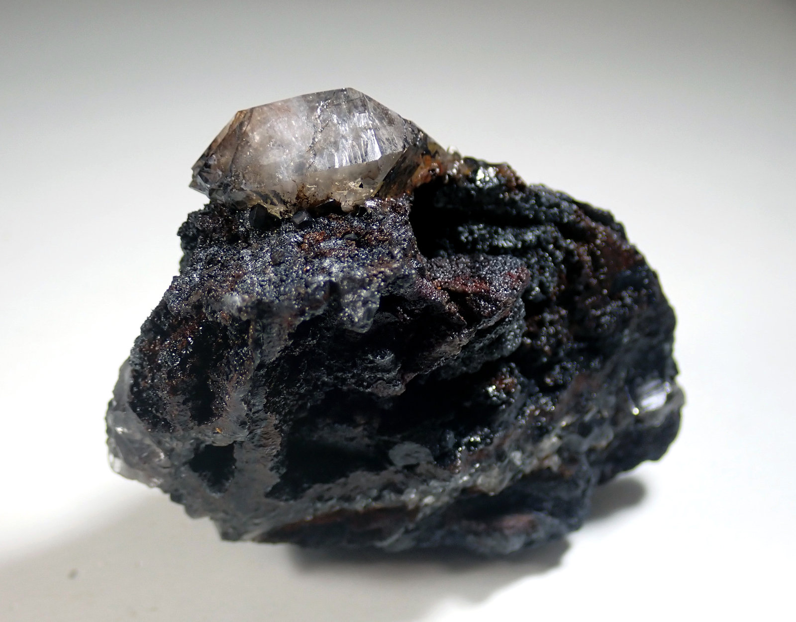 Cuarzo y Pirolusita
Medida: 7,4 x 5,8 x 3,4 cms
(Autor: Joan Martinez Bruguera)