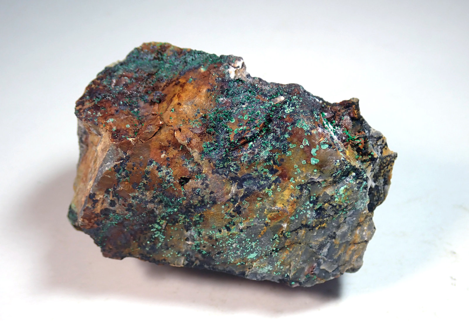 Malaquita, Dolomita y Calcopirita
Medida: 6,0 x 4,1 x 2,2 cms
(Autor: Joan Martinez Bruguera)