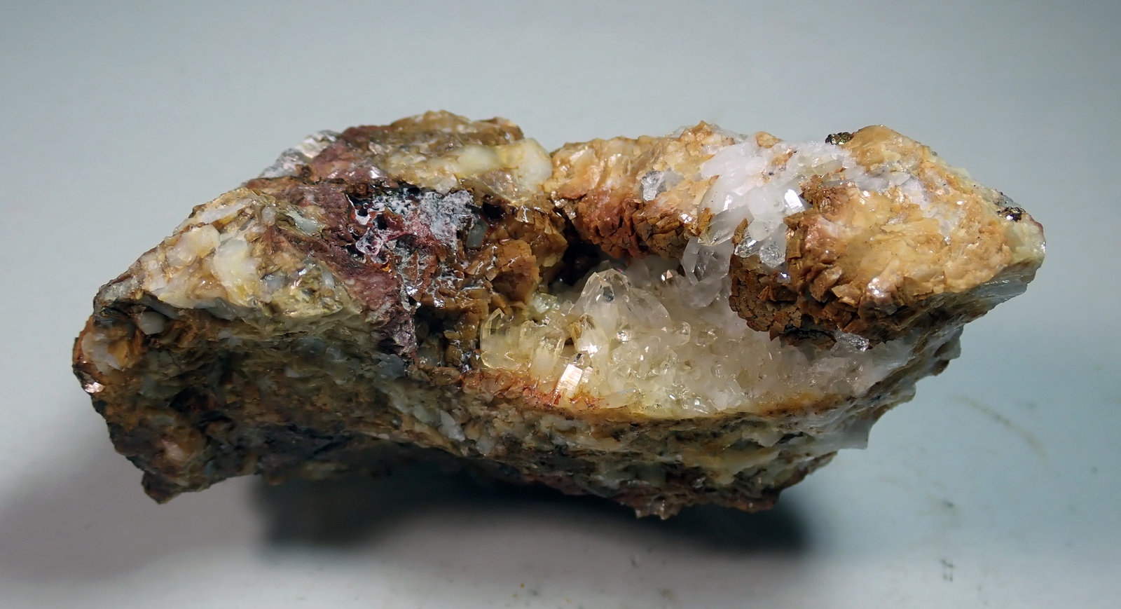 Hemimorfita, Cuarzo y Dolomita
Medida: 7,2 x 3,7 x 3,4 cms
(Autor: Joan Martinez Bruguera)
