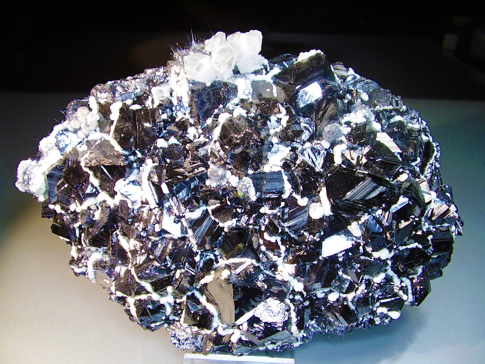 Esfalerita, Calcita, Cuarzo, Boulangerita
16x12 cm
(Autor: geoalfon)