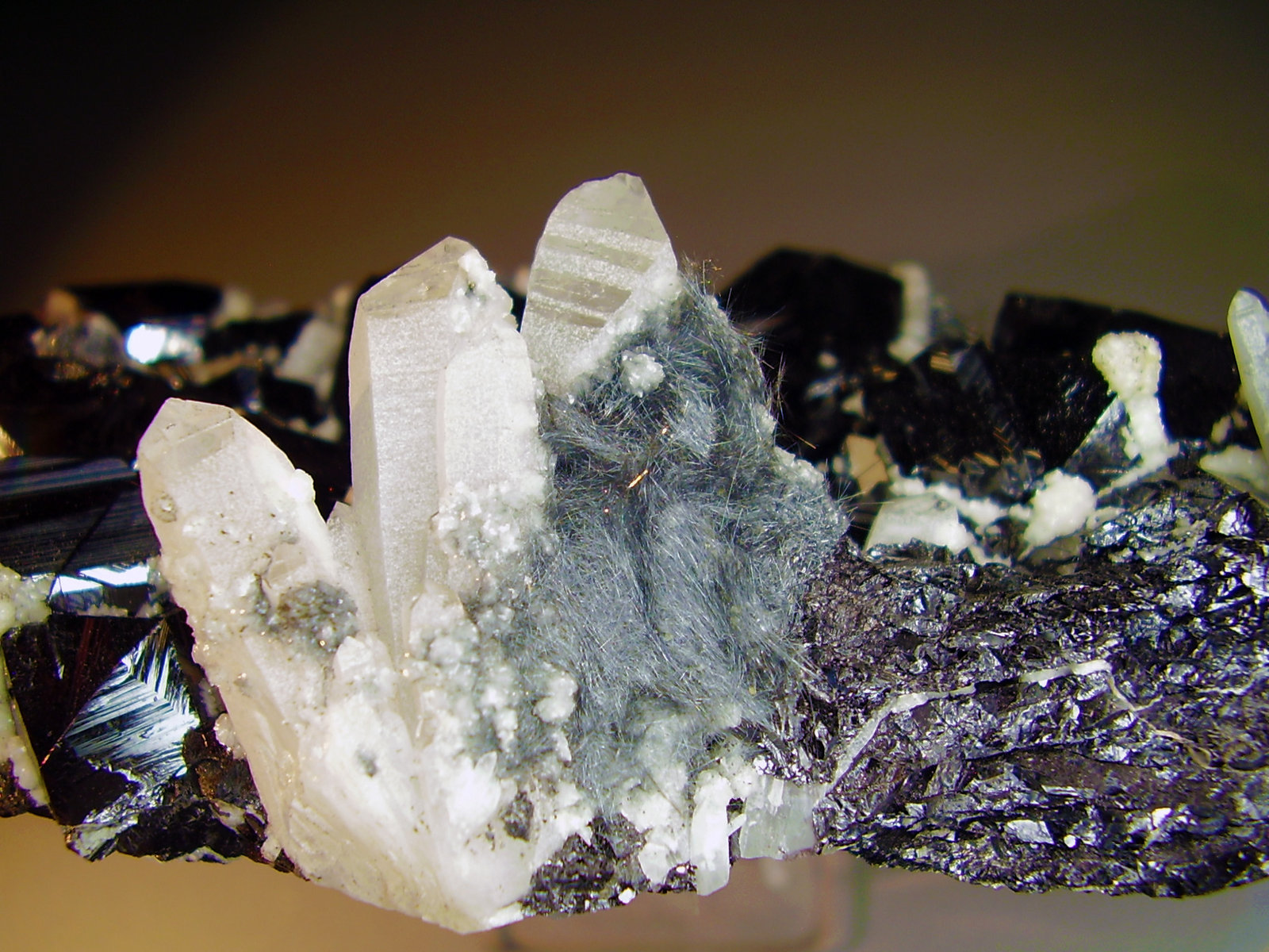 Esfalerita, Calcita, Cuarzo, Boulangerita
16x12 cm
(Autor: geoalfon)