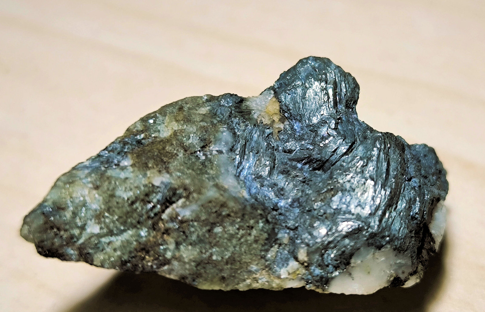 Bismutinita, Cuarzo, Esfalerita, Scheelita
38 mm x 19 mm. Masa: 17,0 g.
(Autor: Carles Millan)