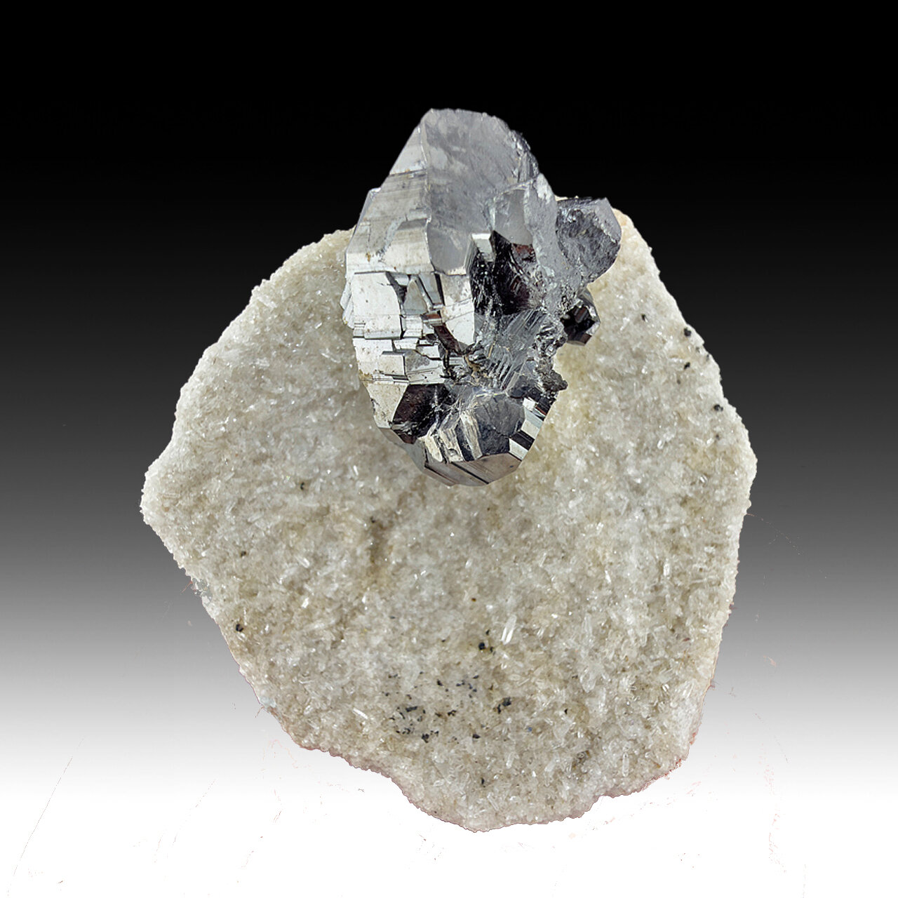 Bournonita, Cuarzo
Yaogangxian Mine, Yizhang, Chenzhou Prefecture, Hunan Province, China
60 mm × 57 mm. Tamaño del grupo: 27,5 mm. Masa: 100,5 g.
(Autor: Carles Millan)