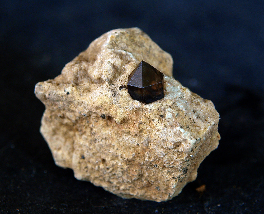 Cuarzo (variedad morión)
2.5 x 2.5 cm.
(Autor: Pedro Antonio)
