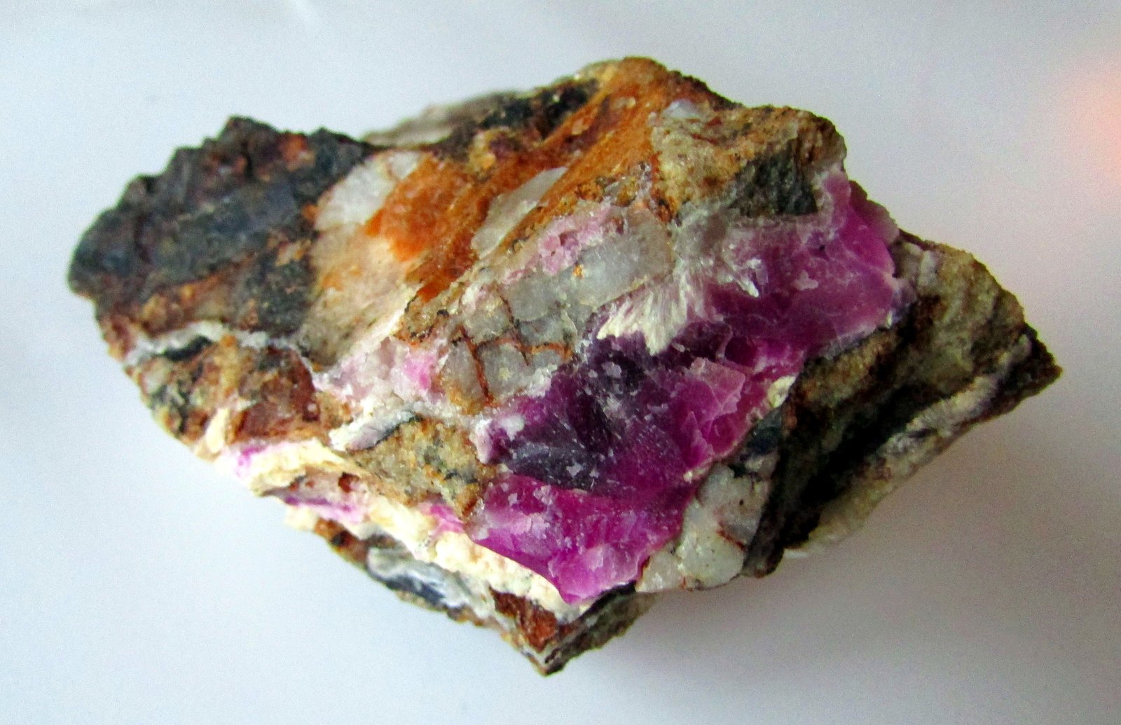 Calcita (variedad cobaltífera)
9 x 6 cm. espesor de la veta hasta 1'1cm.
(Autor: Jordi Franco)