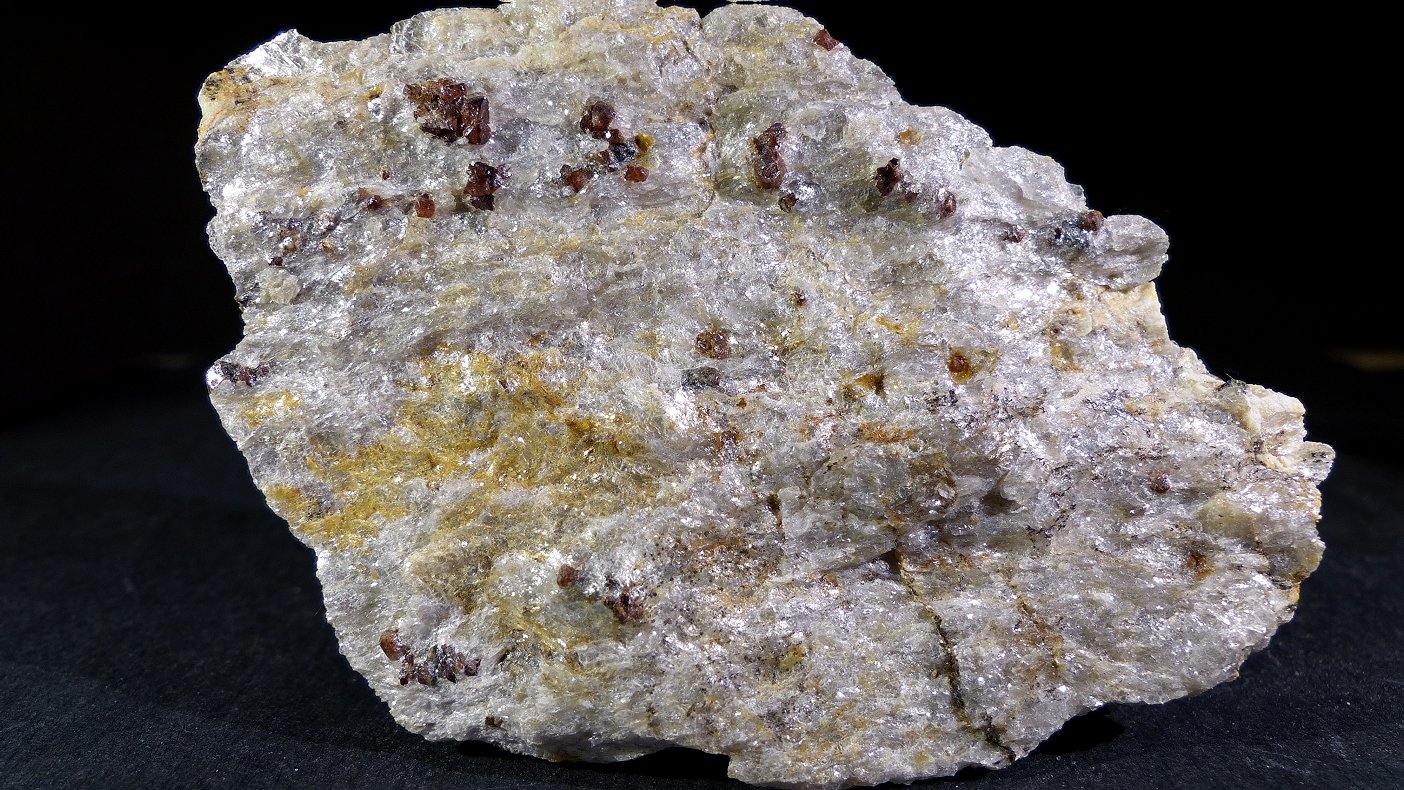 Almandino (Grupo Granate)
7 x 5 x 0,5 cm
(Autor: Javier Rodriguez)