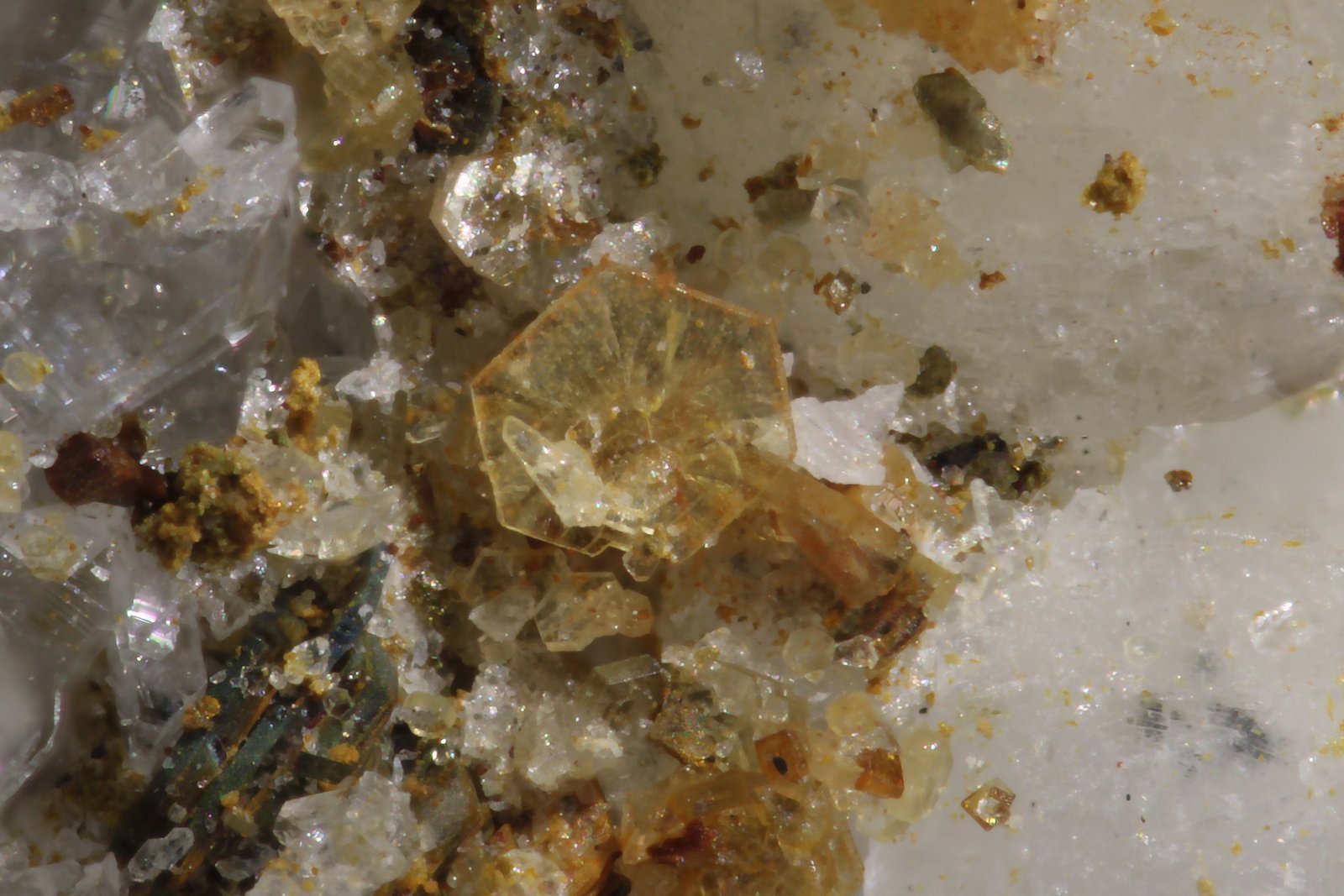 Synchysita-(Ce)
Cristal mayor 0.8 mm
(Autor: Jorgina-Agusti-Màrius)