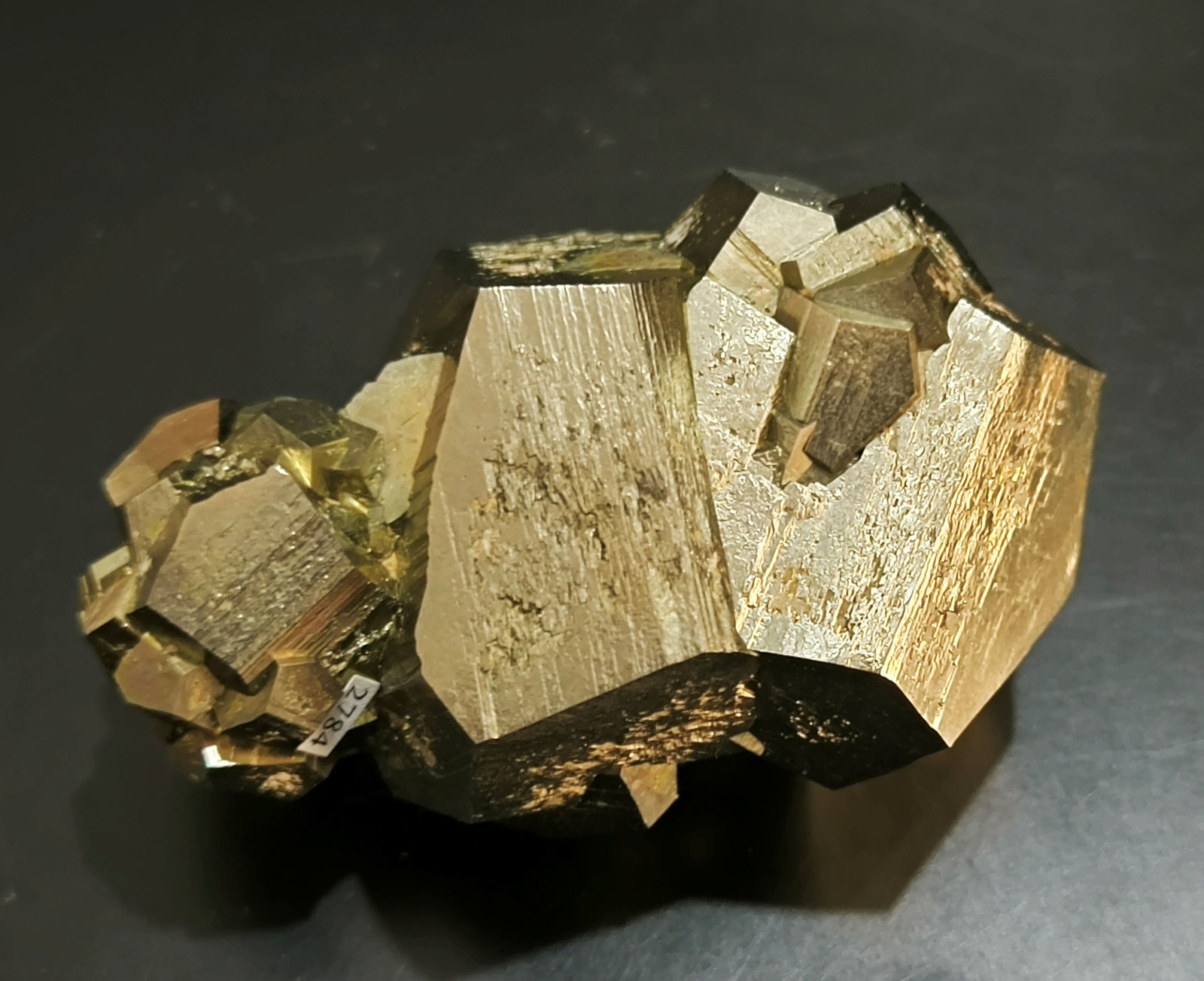 Pirita
64 mm x 40 mm x 35 mm Cristal mayor: 34 mm Masa: 194 g
(Autor: Carles Millan)