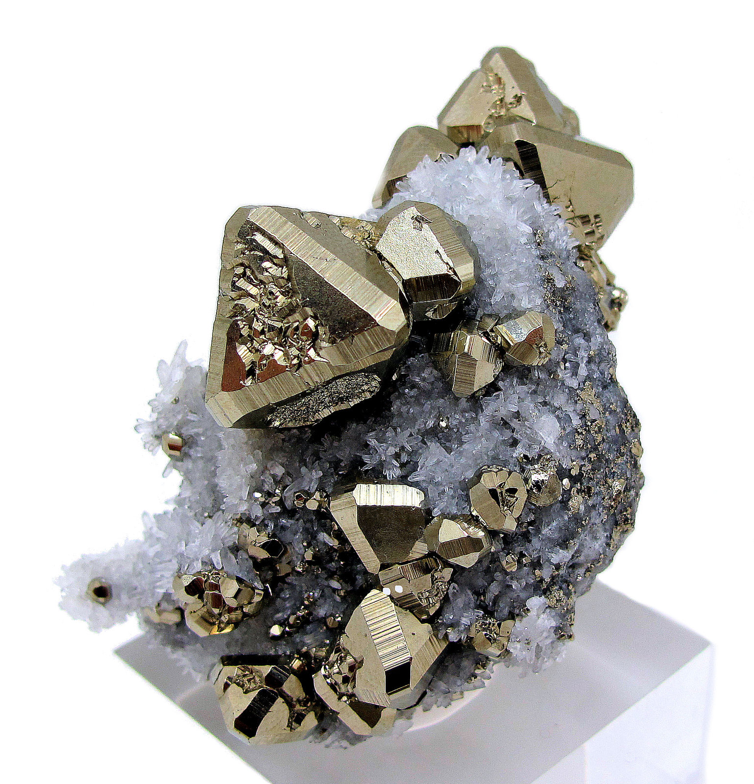 Pirita, Cuarzo
61 mm x 41 mm. Cristal principal: 20 mm. Masa: 125 g
(Autor: Carles Millan)