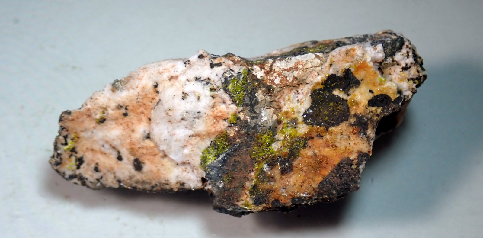 Mimetita y Galena
Medida: 7,3 x 3,1 x 2,6 cms
(Autor: Joan Martinez Bruguera)