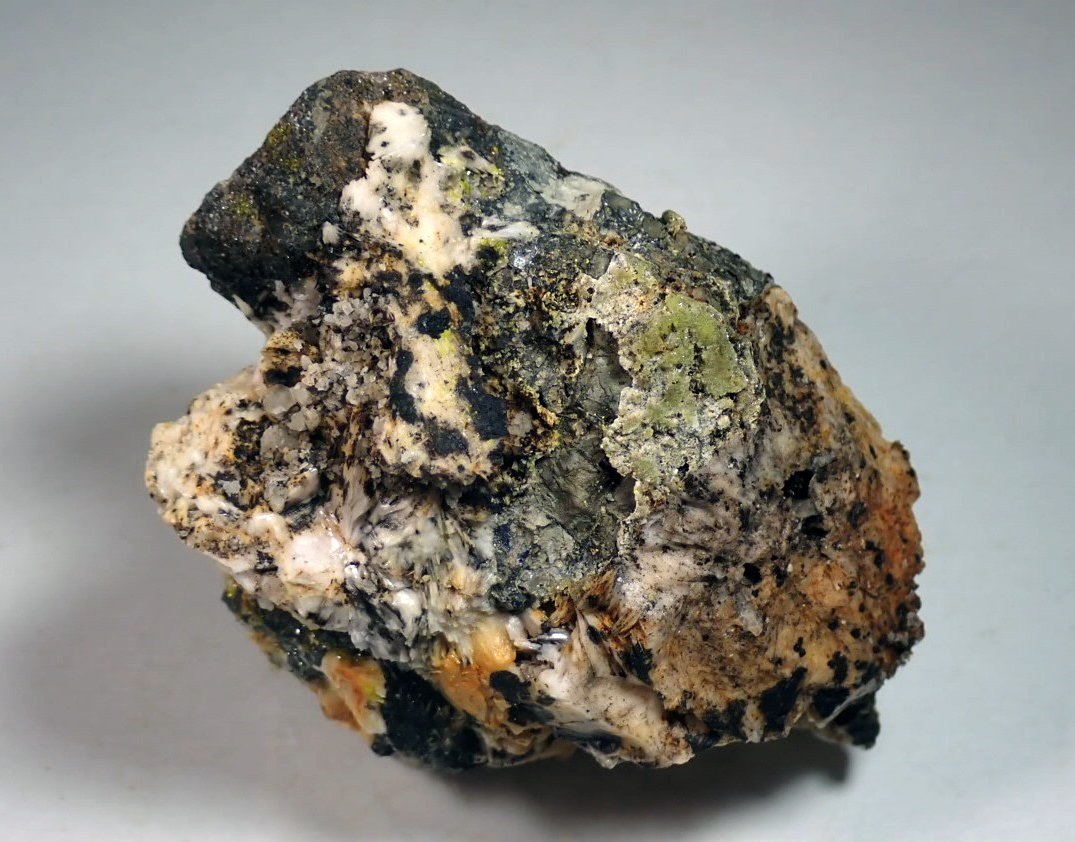 Mimetita, Galena, Cerusita, Barita
Medida: 7,1 x 5,1 x 4,0 cms
(Autor: Joan Martinez Bruguera)