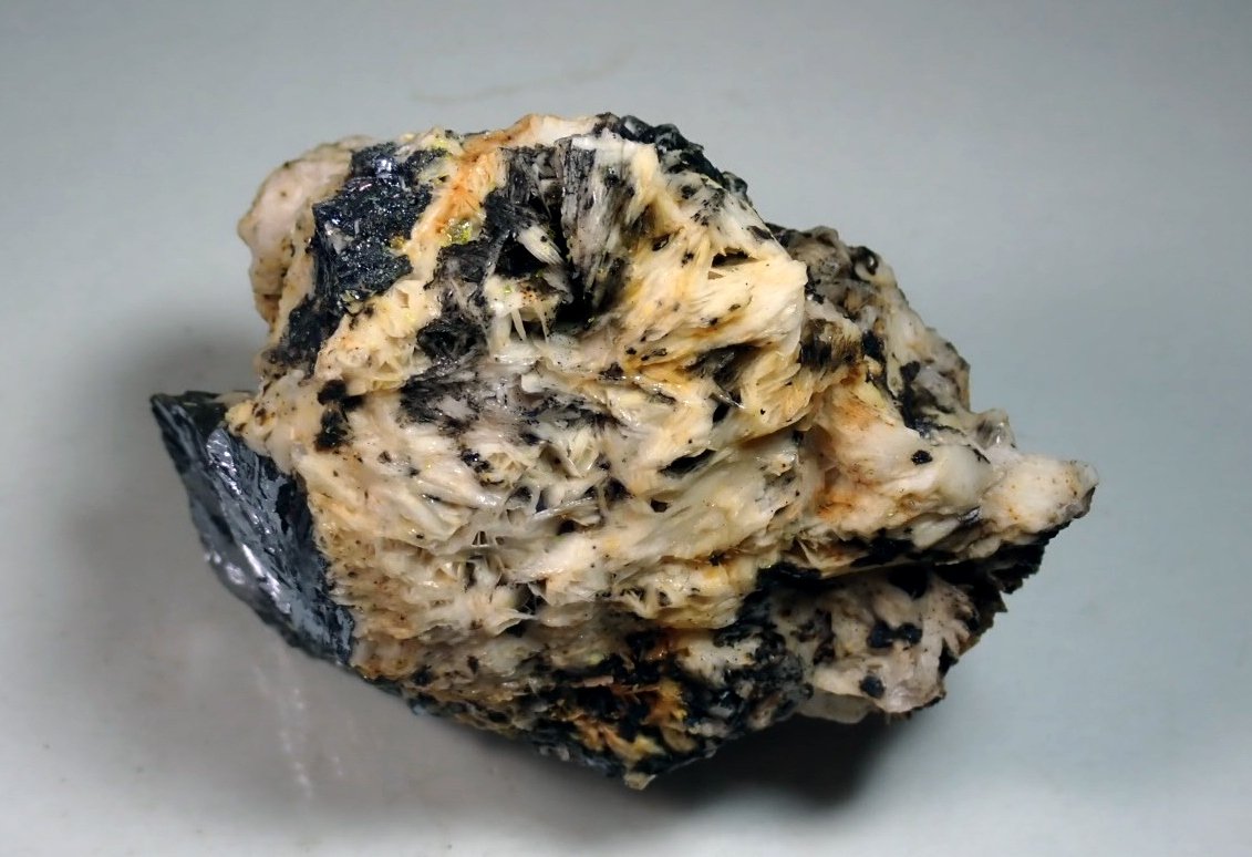 Mimetita, Galena, Cerusita, Barita
Medida: 7,1 x 5,1 x 4,0 cms
(Autor: Joan Martinez Bruguera)