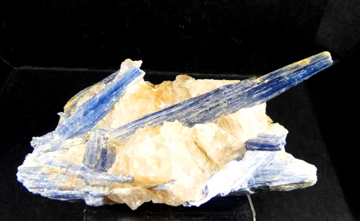 Cianita.
100x60 mm.
(Autor: Jesus Franquesa Baucells)