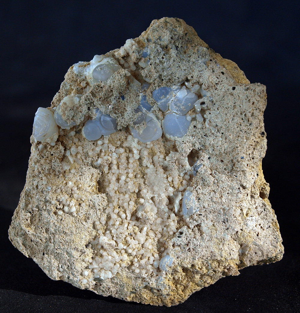 Clinoptilolita, Cuarzo (variedad calcedonia)
6 x 6 cm
(Autor: Pedro Antonio)