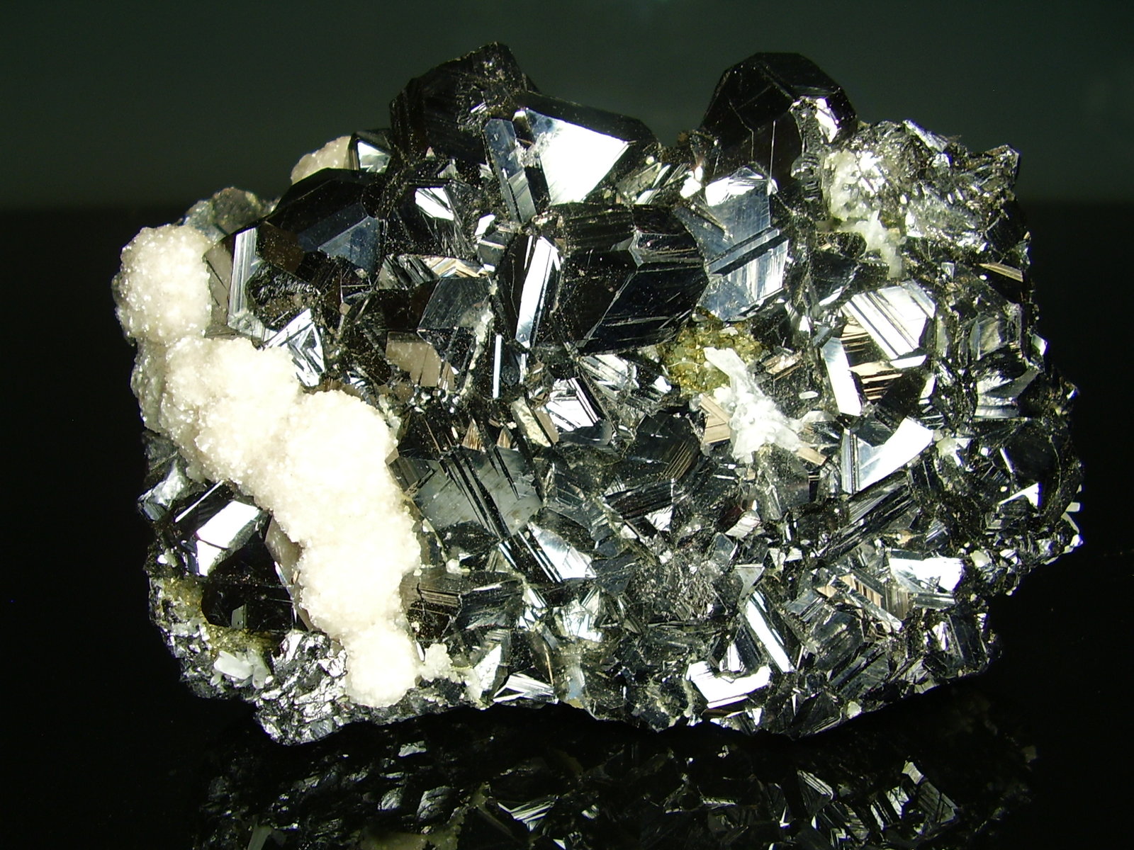 Esfalerita, Calcita
9´5x6´5 cm
(Autor: geoalfon)