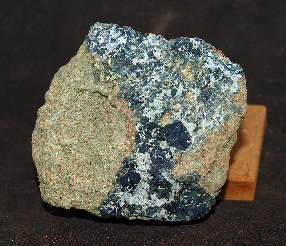 Cuarzo (variedad cuarzo azul)
5.5 x 5 cm
(Autor: Pedro Antonio)
