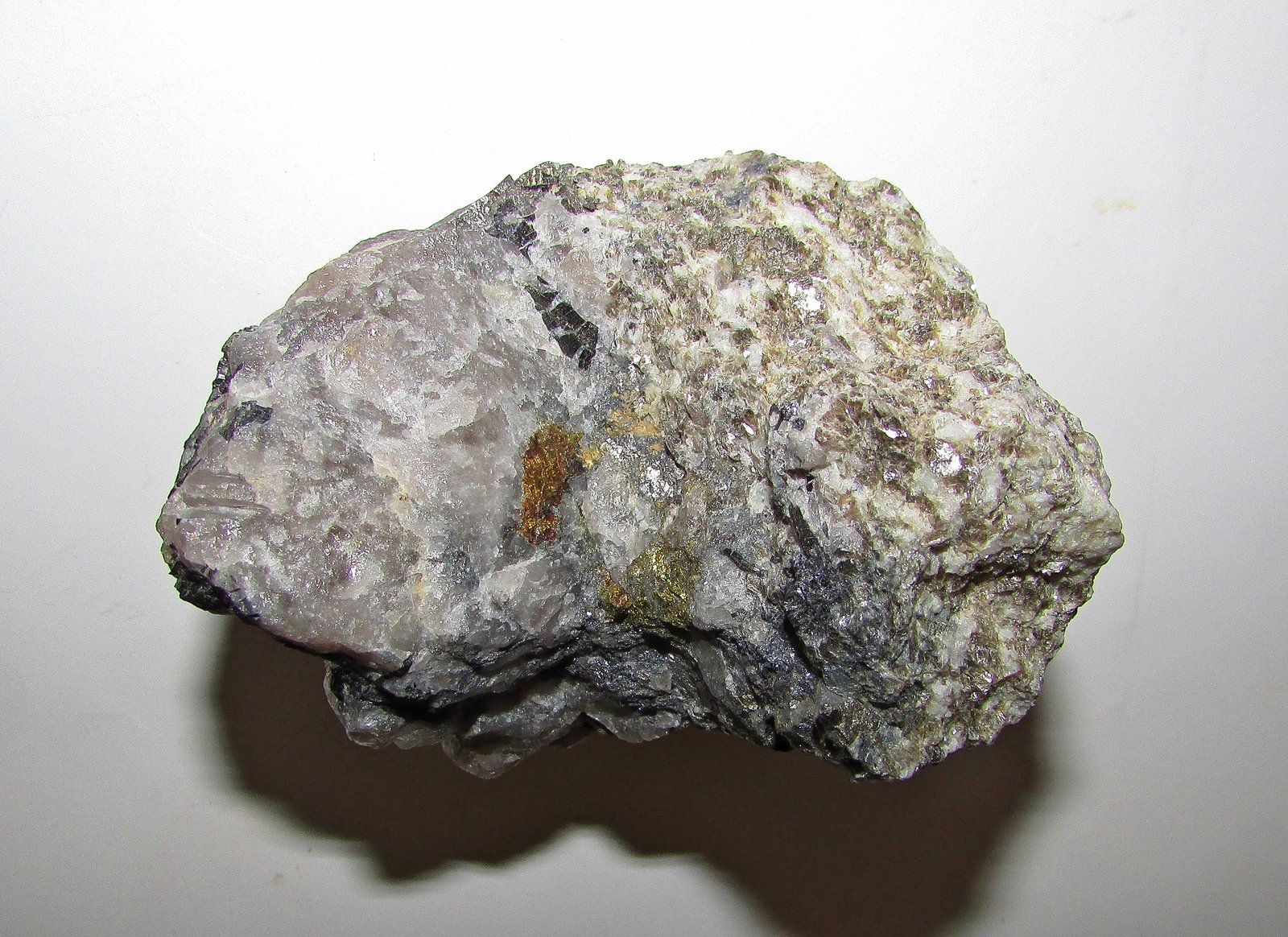 Calcopirita, Chorlo y Arsenopirita
7'3 x 5'2 cm.
(Autor: Jordi Franco)