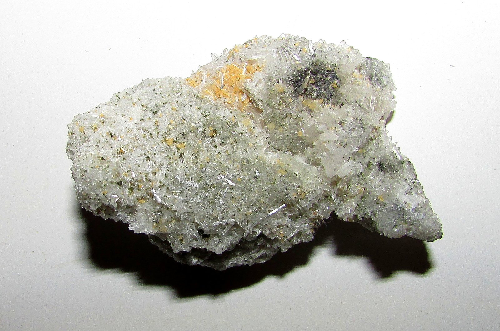 Pirita, Dolomita, Cuarzo y Clorita.
4'4 x 3'1 cm.
(Autor: Jordi Franco)