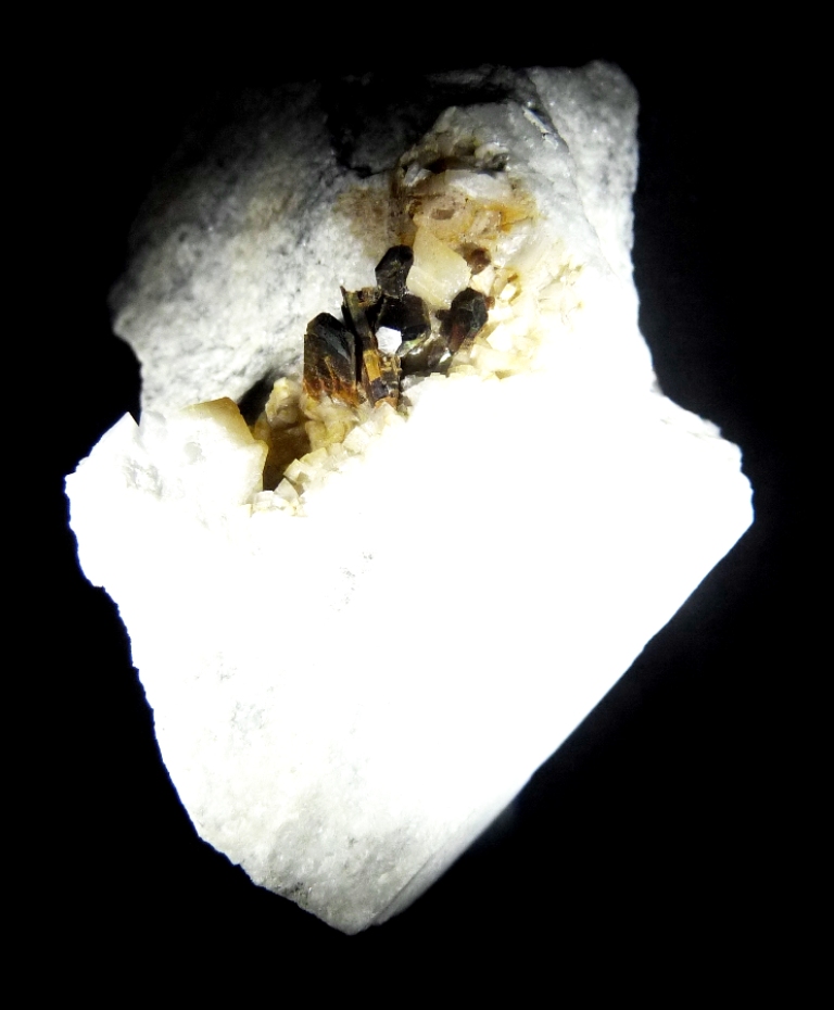 Allanita-(Ce) y Dolomita.
50x45 mm.
(Autor: Jesus Franquesa Baucells)