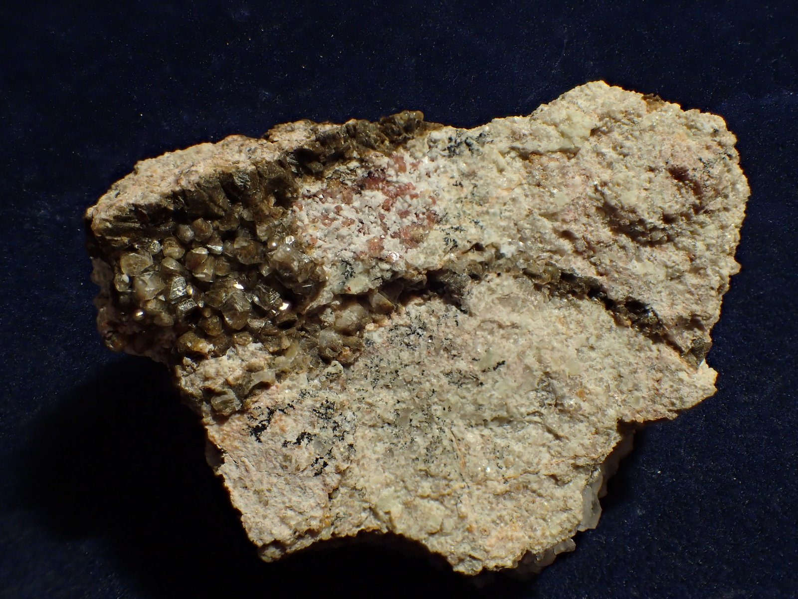 Microclina, Calcita
6 x 5 x 2 cm
(Autor: Frederic Varela)