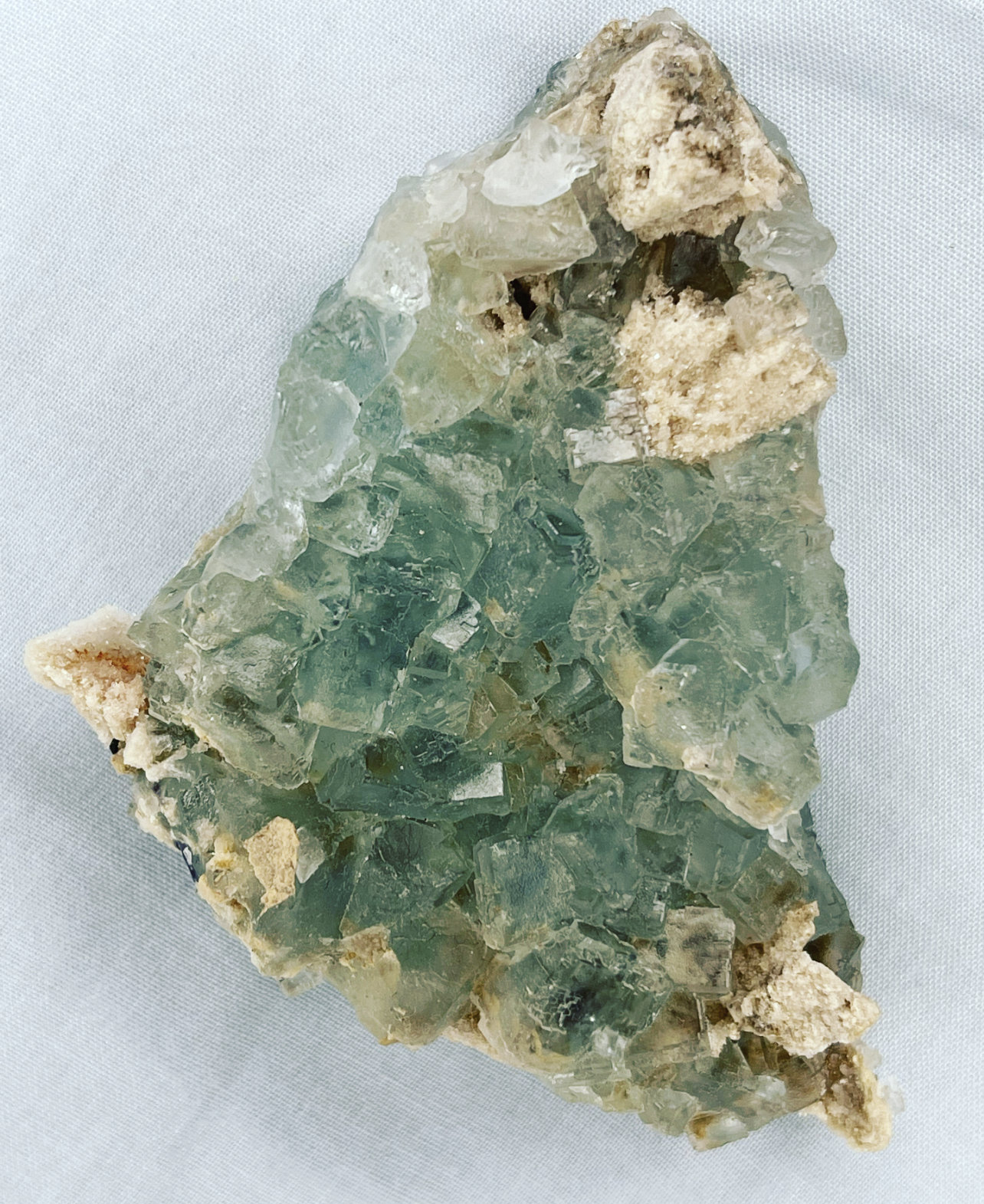 Fluorita
8cm de ancho y 2,5cm de alto
(Autor: castrominerals)
